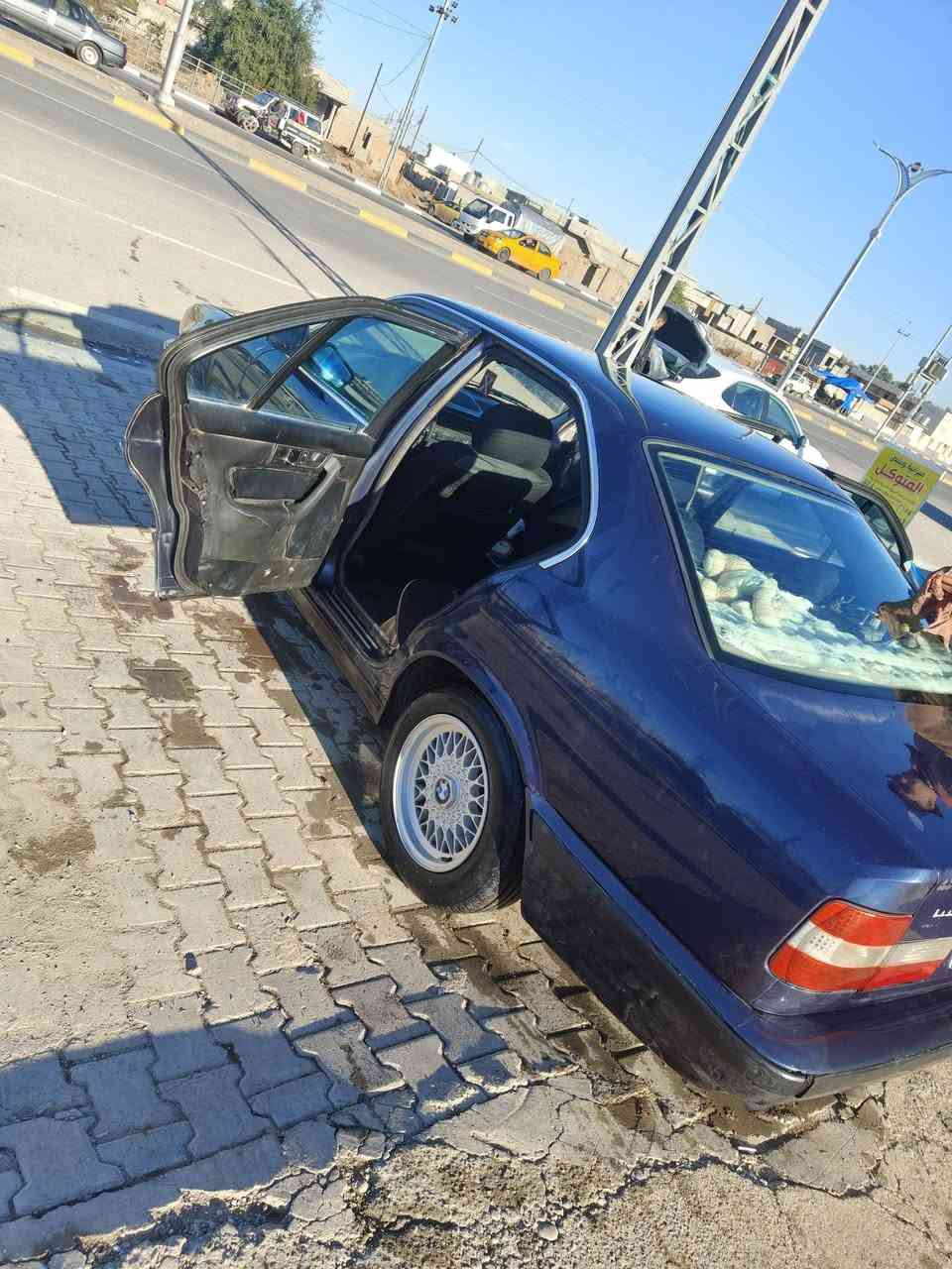 BMW 525 اصل وفصل 
لون ازرق غير محدد محرك 525 مفتوح بالشرط لاصرف ولا بخار ..گير اوتو موديل 1991 !سنوية لغاية 2031 بأسمي شرط التحويل والغرامات  بيها طخه بجامرلغ السايق ومصلح. الباقي مكفول ..كابون بانزين بيها ..جام كهرباء.. تبريد شغال .غفل سنتر لوك اربع بوب والجنطة .صدر امامي خلفي جديد اطارات جديدة.كهربائيات شغالة ..لايت زينون
مكان السياره كركوك .
السعر 55 وبيها مجال
***********
