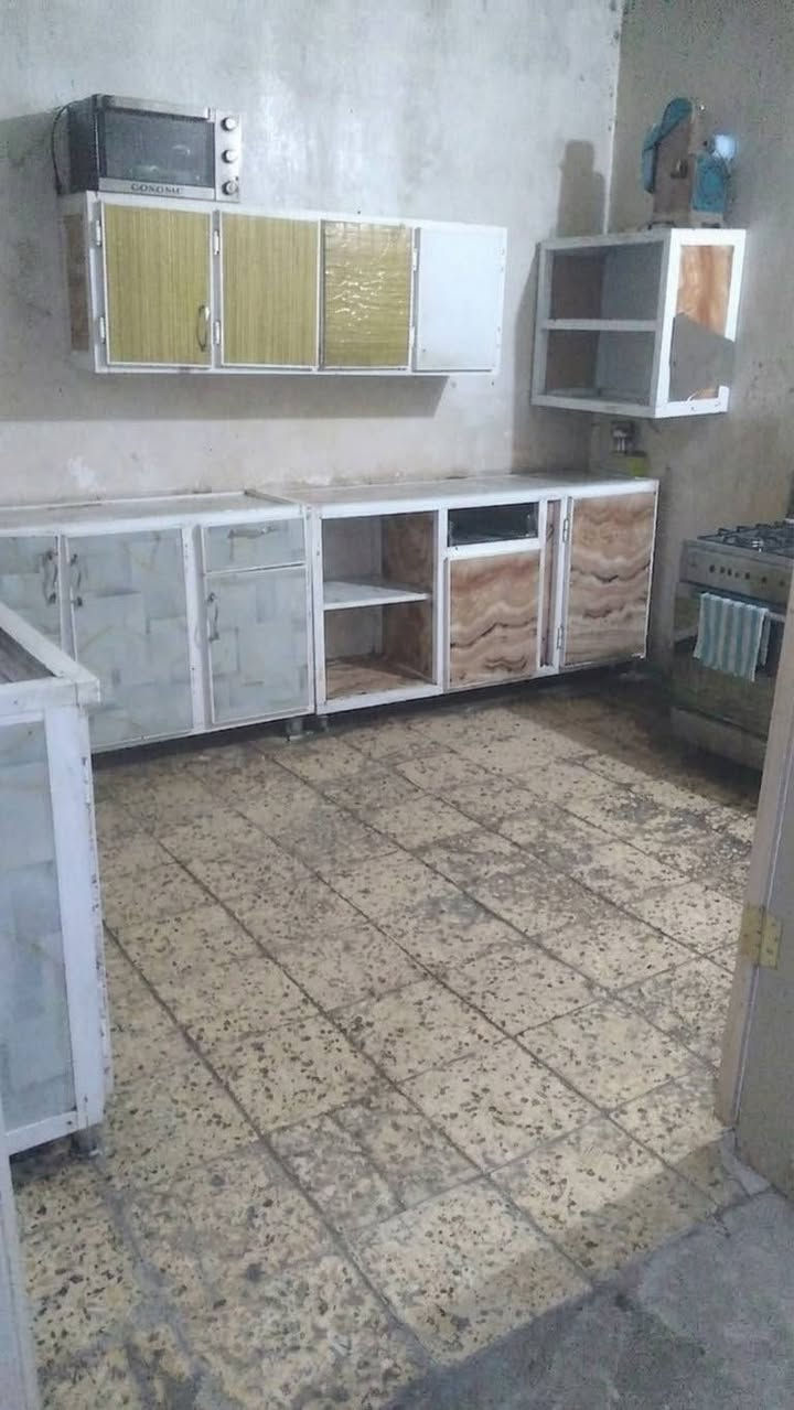 بيت للبيع مساحه 100م مربع 
ب110 ومطلوب للمصرف 20 وبي مجال قابل للتفاوض
يحتوي :
استقبال 
صاله 
غرفه 
مطبخ
صحيات

الطابق الثاني يحتوي :
غرفه +صحيات 

الموقع /الجته 
شارع تبليط وكافه الخدمات 

للستفسار //***********
