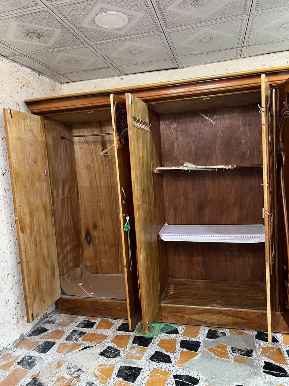 السلام عليكم خرفة نوم كامله ما عدا التاج مال الجربايه المرتبة والجرباية موجودات فقط التاج نقص السعر 250 العنوان بابل الحلة السياحي رقم الهاتف ***********
