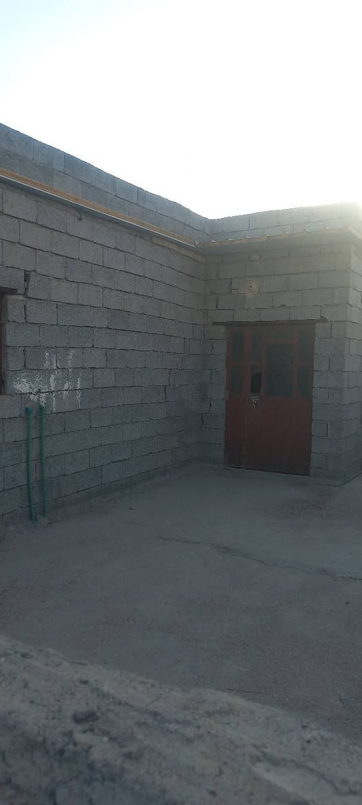 السلام عليكم
بيت للبيع بمشروع اعويد خلف محل ابو محمد 
 مساحه ٢٢٠ متر نزال ٢٠ وجه ١١ و٧٠ 
يحتوي علا غرفتين ٤×٥ /صاله ١٠×٤ مطبخ ٦×٤ /استقبال ٦×٧ وطرمه وحمامات  بيت ملبوخ من الداخل و كامل كهرباء  مي  خط مولد كله جاهز ***********
