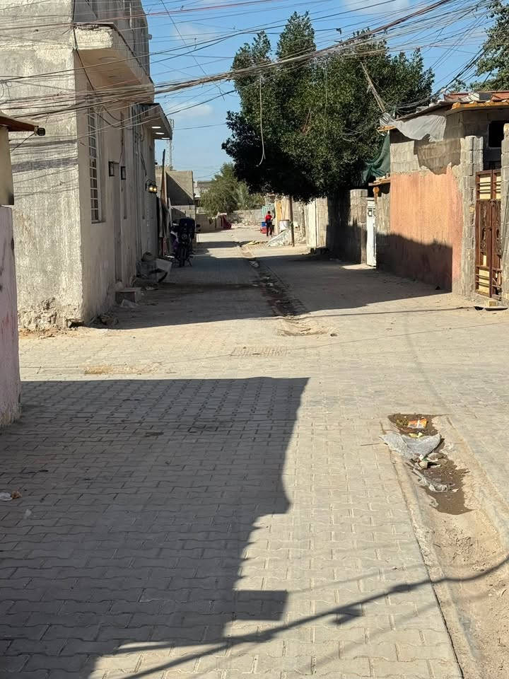🏡 بيت للبيع
📍 الموقع: حي البساتين – حي الصدرين، مقابل محكمة الشعب.

🛣️ خدمات الشارع: تبليط مقرنص، ماء، خطين كهرباء.

💰 السعر: 47 مليون (قابل للتفاوض بشكل بسيط)

🔹 المساحة: 100 متر.

مواصفات البيت:

* طارمة كبيرة.
* حمام خارجي.
* استقبال.
* مدخلان.
* مطبخ كبير.
* منوّرة.
* حمام داخلي.
* غرفة في نهاية البيت.

✅ البيت نظيف جداً وجاهز للسكن.

📞 للاستفسار والتواصل على الواتساب: ***********

