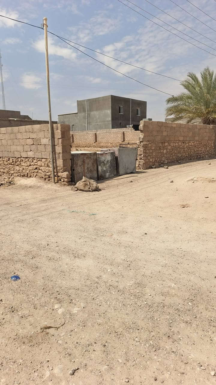 السلام عليكم قطعه ارض للبيع مساحه 350 متر ركن علئ شارعين ماء واصلها كهرباء فوكاها مقابل مشروع الماء الاتصال *********** البيع نقدا
