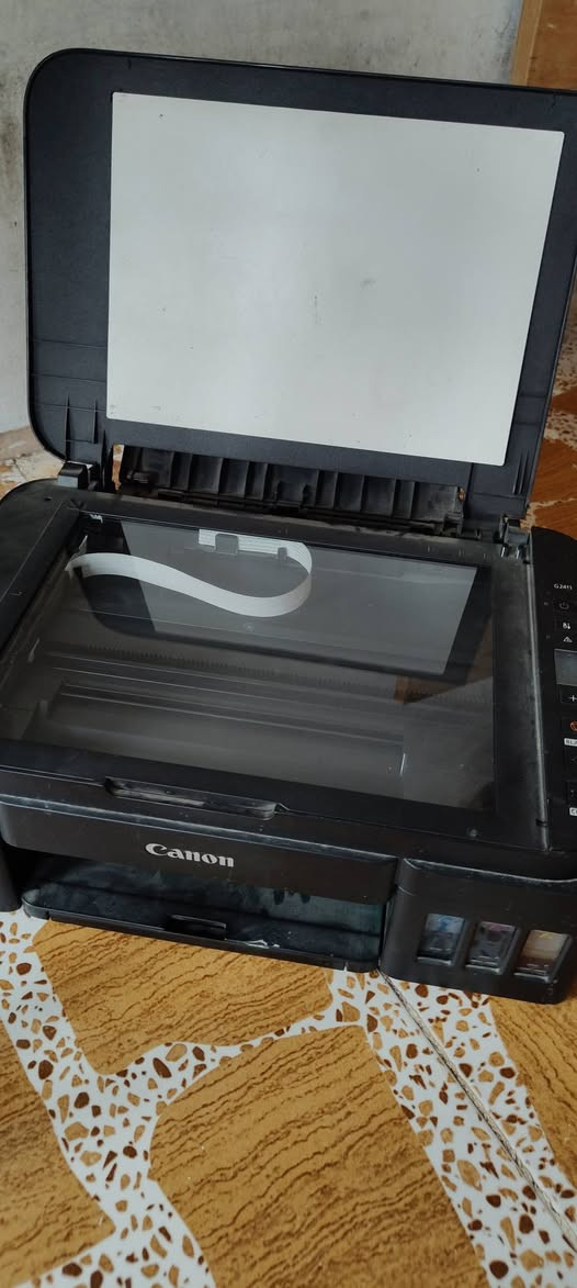 طابعة كانون للبيع بيها نقص بس الحبر وشاحنه مالته شراي يتصل***********

