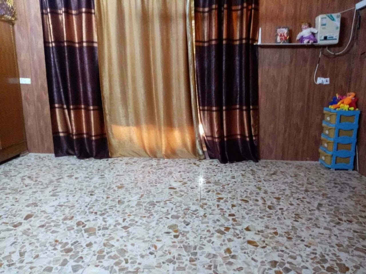 للبيع دار
@​العنوان: [بغداد / رقيه وسكينه / يم مخبز الساعدي]
​📐 المواصفات الفنية:
​المساحة: [مثلاً: 140 متر]
​الواجهة: [10 متر] 

​التصميم: [ طابقين  ]
​🛋️ التفاصيل الداخلية:
​عدد الغرف: [ 2 غرف نوم]
​الصالة والاستقبال: [صالة معيشة واسعة + غرفة استقبال ضيوف]
​المطبخ: [مطبخ مجهز / مطبخ حار وبارد]
​المرافق الصحية: [عدد الحمامات والتواليتات 2]
​الملحقات: [كراج سيارة / / سطح / مخزن2]
​✨ المميزات والخدمات:
​موقع مميز وقريب من [المدارس / السوق / الشارع العام]
​توفر كامل الخدمات (ماء، كهرباء، مجاري، إنترنت)
​سند ملكية جاهز للتسليم
​💰 السعر والتواصل:
​السعر: [بعد المعاينه] / قابل للتفاوض)
​للتواصل والاستفسار: [***********]
​واتساب: [*********** ]
