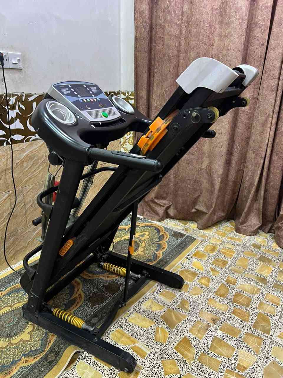 جهاز فرنسي نضيف جدا مع حزام كاسر الشحوم اواكس سماعات عدادات حساسات السعر 280متوفر توص
