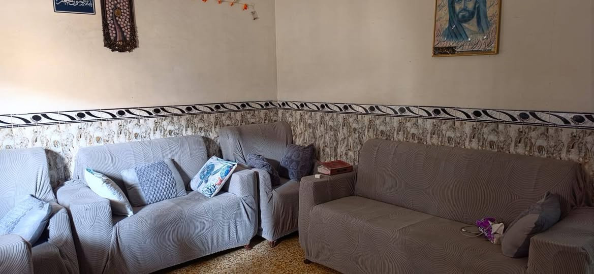 دار للبيع مساحة 60 واقع حال 70 واجهة 5 بناء مسلح نظيف يحتوي على  طرمه واستقبال ومطبخ وخدمات وغرفةنوم طابق ثاني يحتوي على غرفتين وخدمات.    العنوان بغداد الجديدة شارع كراج النعيرية عرض الفرع 7 متر.   البيت فارغ تفتح بيان تستلم البيت.    سعر155 وبي مجال بسيط للاستفسار مراسلة واتساب اوتصال ***********
