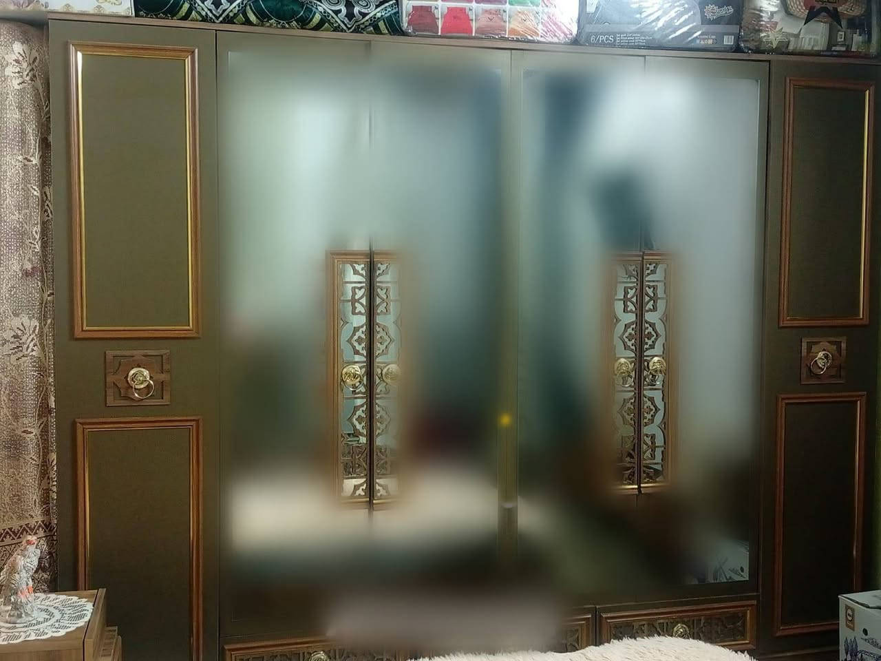 للبيع غرفة نوم تركية 7 قطع - نظيفة جداً
**مكونات الغرفة:**
1. جرباية كبيرة مع الملحقات مالها 2
2. كنتور 6 ابواب 
3. ميز تواليت + مراية
4. جرارات / ميز
5. جزامة احذية

**المواصفات:** تركي اصلي، خشب قوي
**الحالة:** مستخدمة نظيفة
**السعر:** جدن مناسب و قابل للتفاوض للشراي 
**المكان:** بغداد - مدينة الصدر 

للاستفسار والصور الاكثر دزلي خاص 
او واتساب: ***********
#غرفة_نوم_للبيع #اثاث_بغداد #مدينة_الصدر #غرفة_تركية #كنتور6ابواب
