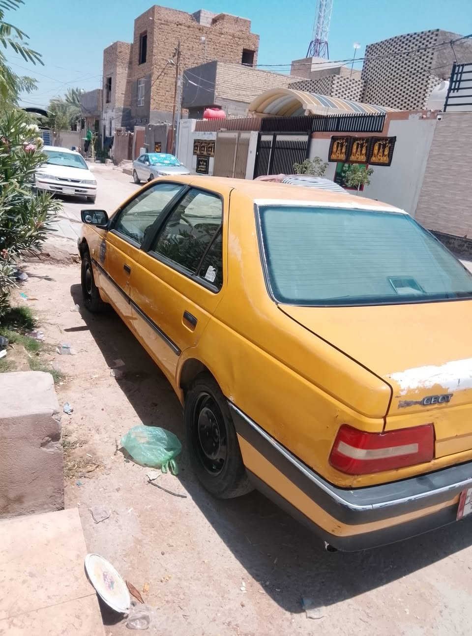 سلام عليكم عندي بيجو 405 نضيفة كير مكينة مكفولات  تبريد شغال  تدفئة  مسجل شغال عوزهة البور بي ونة بس من تلوف حتمال دهن مالتة يرادلة تبديل صفرة رقم بغداد مديل 2010 سنوية لل27 بيع ب25وبيهة مجال او  مراوس بخصوصي نضيفة مع الفرق يفضل كير اوتو***********
