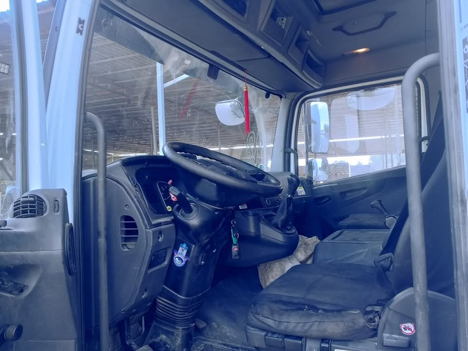 السلام عليكم 
للبيع اتيكو وحش موديل 2018
6 برغي مكينة 4 سليندر
محرك ممفتوح بلادي 💪 
انجكترات جديده
جوبلسات جديده
بطاريه جديده
تخم تاير جديد 
تانكي 300 لتر
حاظنه حول الشاصي للحمل الثقيل 
سياره جديده جدا 
***********

نص مكتوب في الصور:
- SOUND ON!