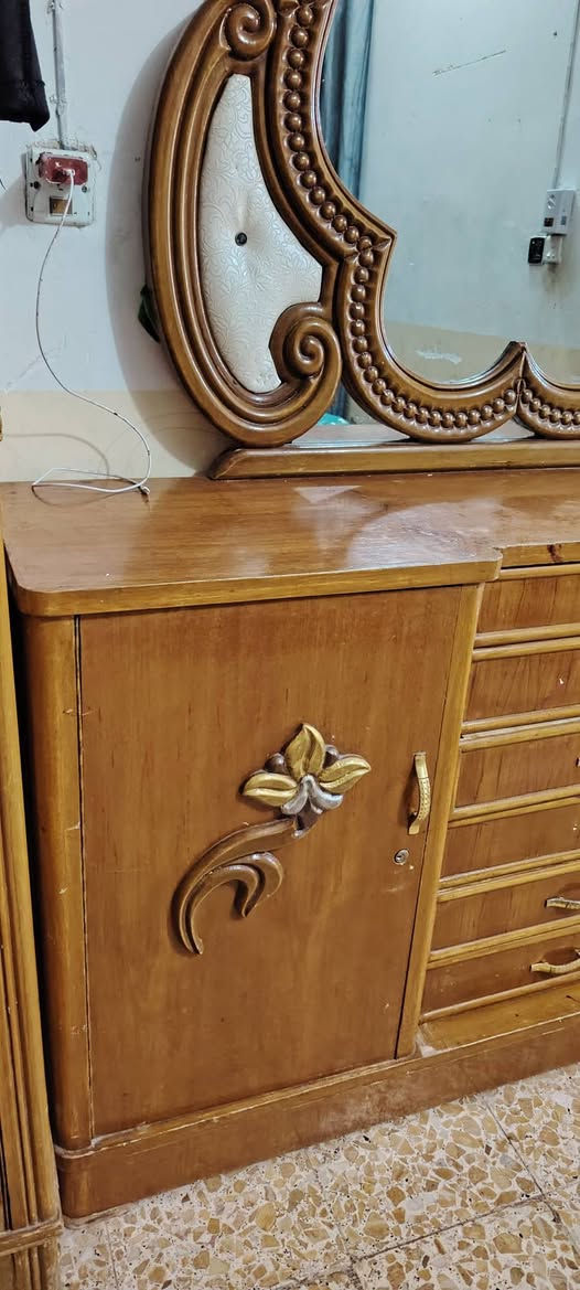 زاويه وميز وجربايه للبيع بسعر 200قفل تزكام ثكيل بيهن اضرار بسيطه *********** نجف مزراع ميسان
