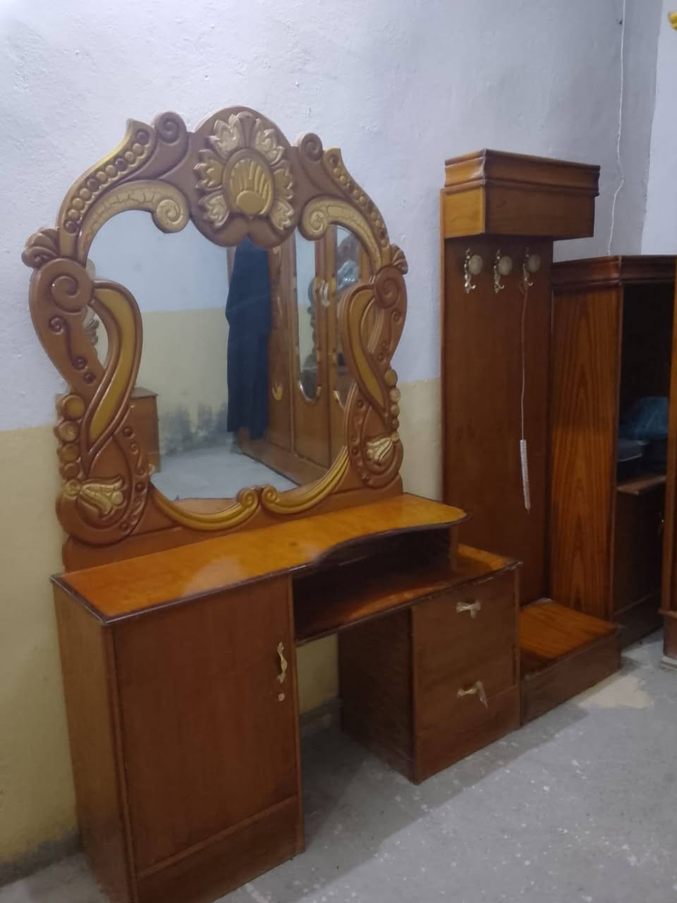 سلام عليكم ورحمة الله وبركاتة  
شبابنه طيبه غرفه البيع الغرفه نضيفه 
ومنضرها حلو ستعمال قليل وريد ابيعها 
السعر 950وبيها مجال خاص متواجد 
وتساب متواجد ***********
