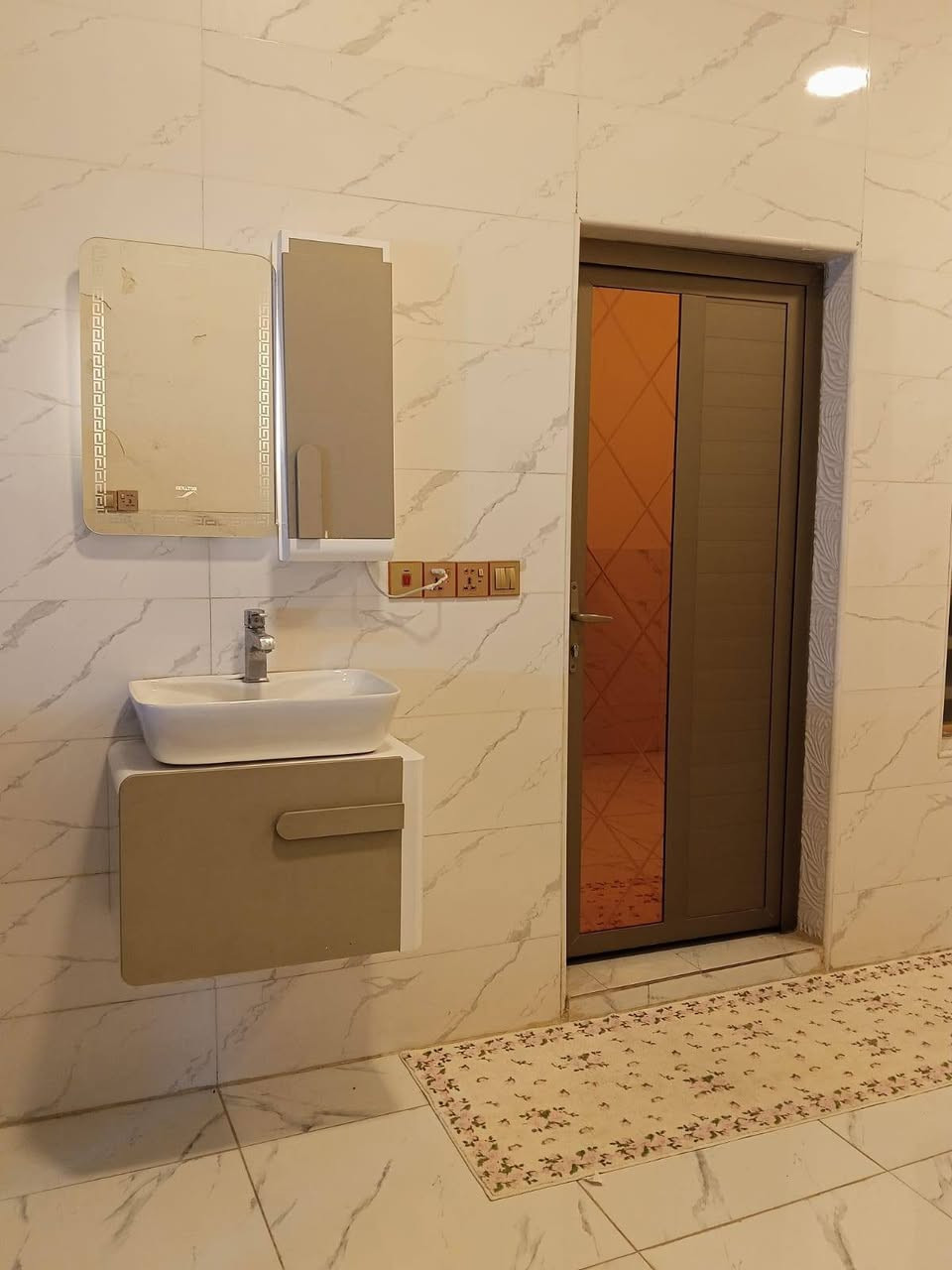 دار للبيع 🏠 بداية الزعفرانية __ الشهداء. اول فرع من شارع مركز الشباب
مساحته 110 زراعي مجاور الطابو 
بناء حديث ٢٠٢٥
٣ غرف نوم كبيرة 
مطبخ حار 
حمامات ٣ 
مدخلين على الإستقبال وعلى الصاله 
سطح مسقف
 للاستفسار 
***********
