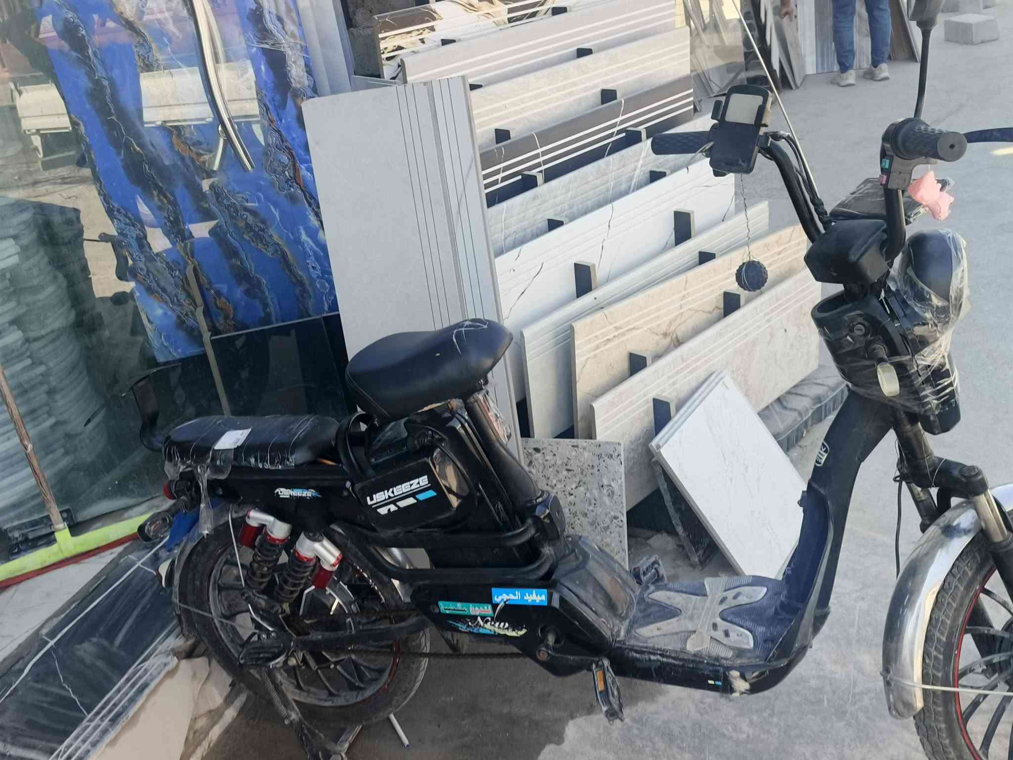 السلام عليكم 
ماطور شحن للبيع فول موصفات ريموت تشغيل عن بعد تشغيل مفتاح ام بي 3بلوتوث 5بطاريات 60ڤولت 1000وات يمشيك 40كيلو متر ناقصه دكمة لايت العالي والغلاف مال بطارية بي فطر بسيط الماطور مصروف علي ونضيف اعطيني سعر بس لا تكسر بي  
 للتواصل ***********بي واتساب
