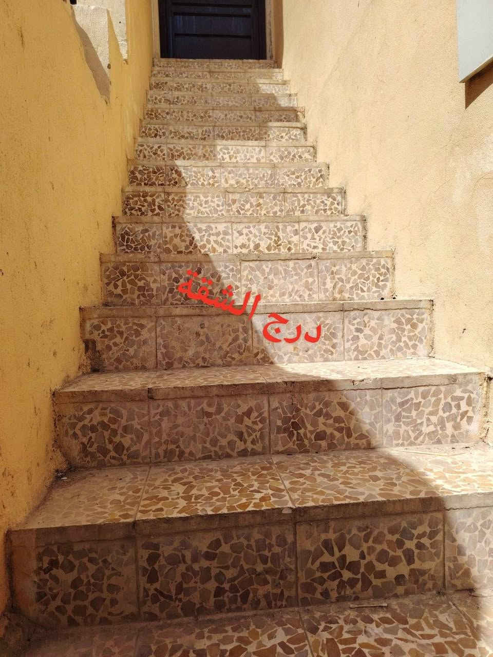 شقة طابق ثاني للايجار مساحتة 150‪ متر
تتكون غرفه و هول و حمام و مطبخ و بلكونة  خدمات كاملة ماء كهرب تبليط العنوان موصل الايسر حي الكرامة  قرب متوسطة جابر ابن حيان ايجارها 200‪ قفل 🔒
رقمي كورك ***********‪
رقمي اسيا ***********‪ 👈 يوجد واتساب
