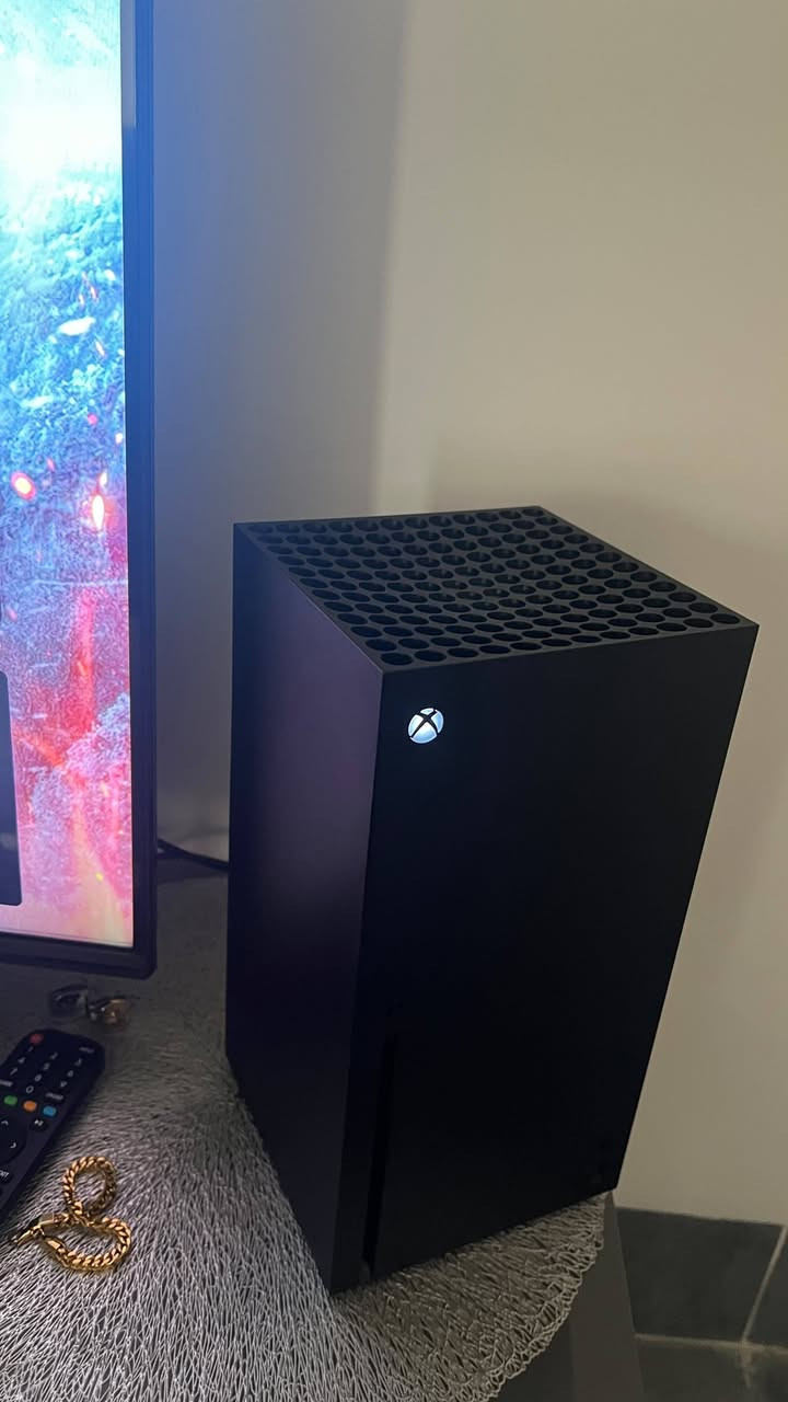 للبيع: جهاز Xbox Series X بحالة ممتازة جداً (نظافة 99%)، الجهاز مخزون وقليل الاستخدام وكأنه جديد تماماً!
المحتويات:
 الجهاز: Xbox Series X بسعة تخزين 1 تيرابايت (1TB SSD) وبكامل كفاءته وسرعته الخارقة.
 الملحقات: يد تحكم أصلية بحالة الوكالة + كرتون الجهاز الأصلي + جميع الملحقات والأسلاك الأصلية.
 حساب الألعاب (هدية مع الجهاز): يحتوي على لعبة القتال الشهيرة Tekken 8 بالإضافة إلى مجموعة ألعاب أخرى مميزة لتلعب مباشرة.
السعر: 770,000 دينار عراقي.
الجهاز نظيف جداً ، فرصة للي دور على جهاز نظيف ومخزون مع العاب جاهزة.
للإستفسار أو الحجز ***********
للبيع: جهاز Xbox Series X بحالة ممتازة جداً (نظافة 99%)، الجهاز مخزون وقليل الاستخدام وكأنه جديد ،
بيه حساب بيه اهواي العاب
