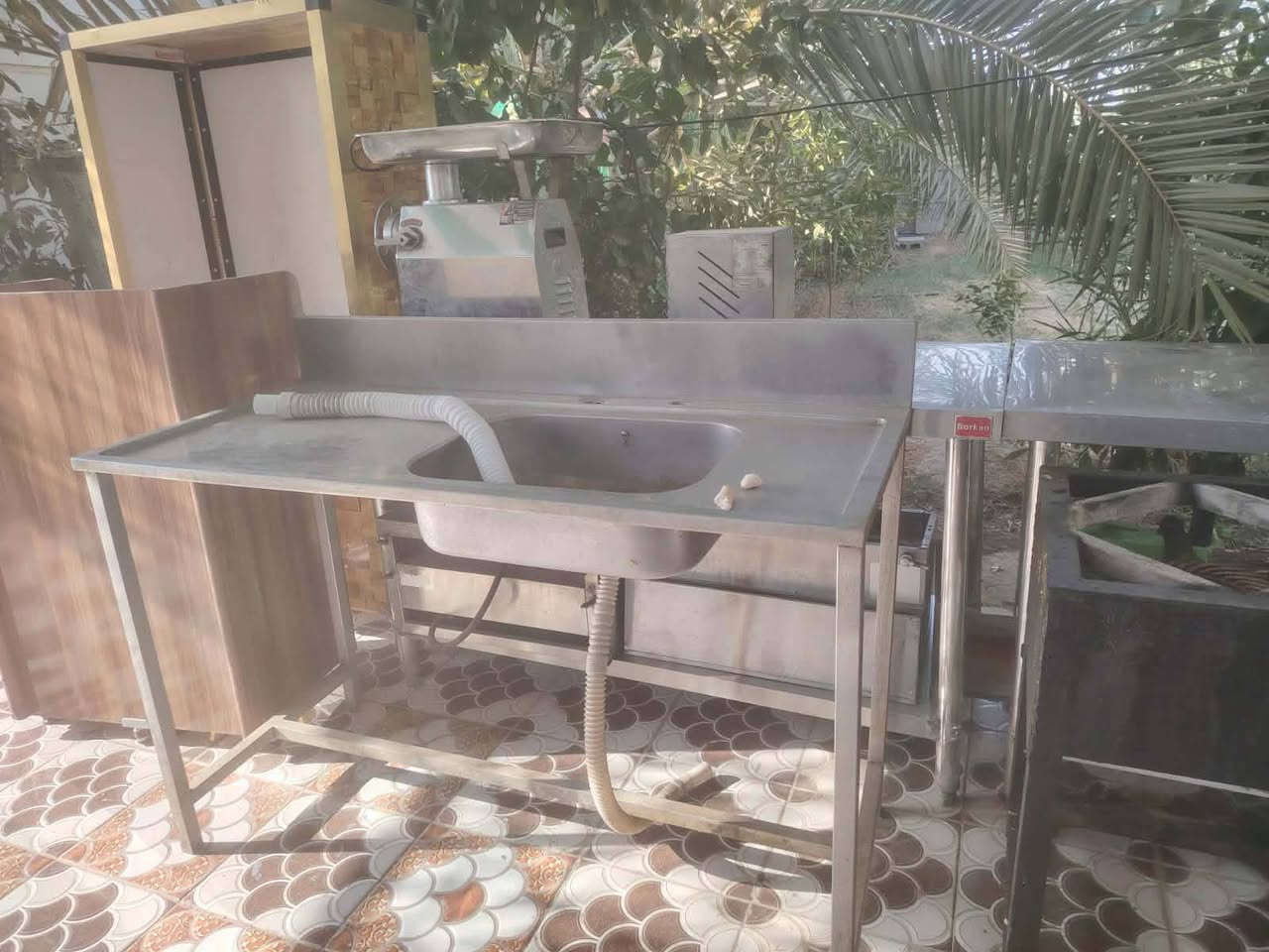 السلام عليكم غراض مطعم كاملات للبيع جدد استخدامه شي قليل مكلف بل نشر رقم صاحبهن  ***********
