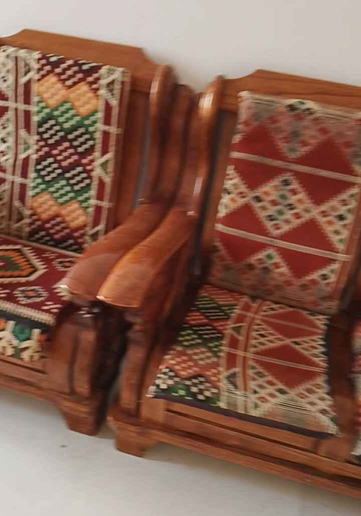 قنفات خشب صندل الاصلي ماحاجه صبغ ولا دهن وحده ثلاث نفرات وحده نفرين وثنين ابو نفر لا مكسورات ولا مصلحات جدد الجزيرة الفيروزيه قرب جامعة ائمة البقيع تلفون *********** البصرة, العراق
