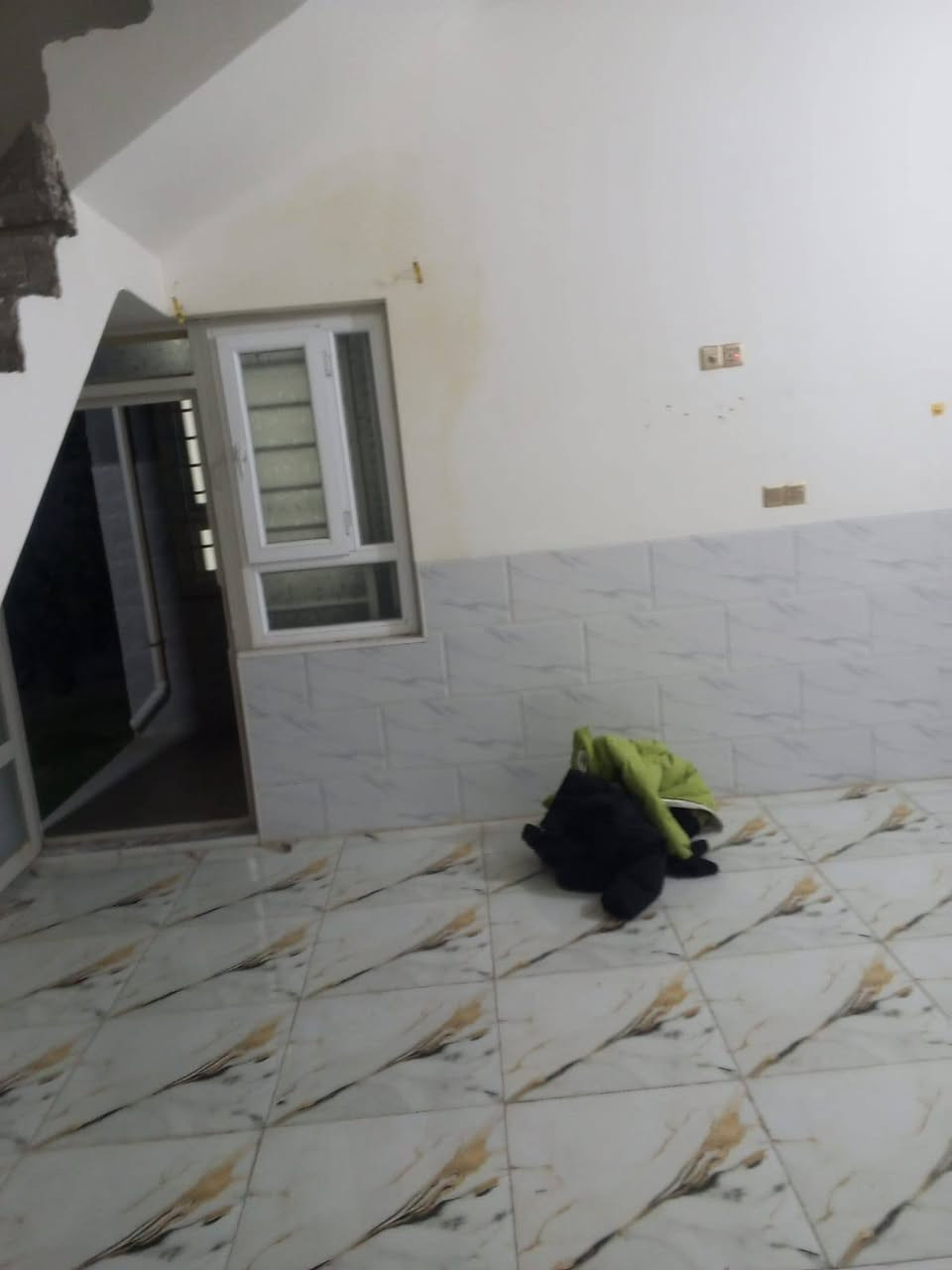 السلام عليكم
، عدنا اليوم بيت للإيجار في منطقه الجويلة 🏡

📐 المساحة:٢٠٠متر
🛏️ غرفة نوم
🛋️ صالة واستقبال
🍳 مطبخ
🌳 حديقة
🚗 گراج

⚙️ موتور
🔥 گيزر
💧 تانكي
⚡ واير مولد

✅ البيت جاهز ومجهز بالكامل فول سيراميك بناء حديث

💰 الإيجار والاستفسار على هذا الرقم ***********
