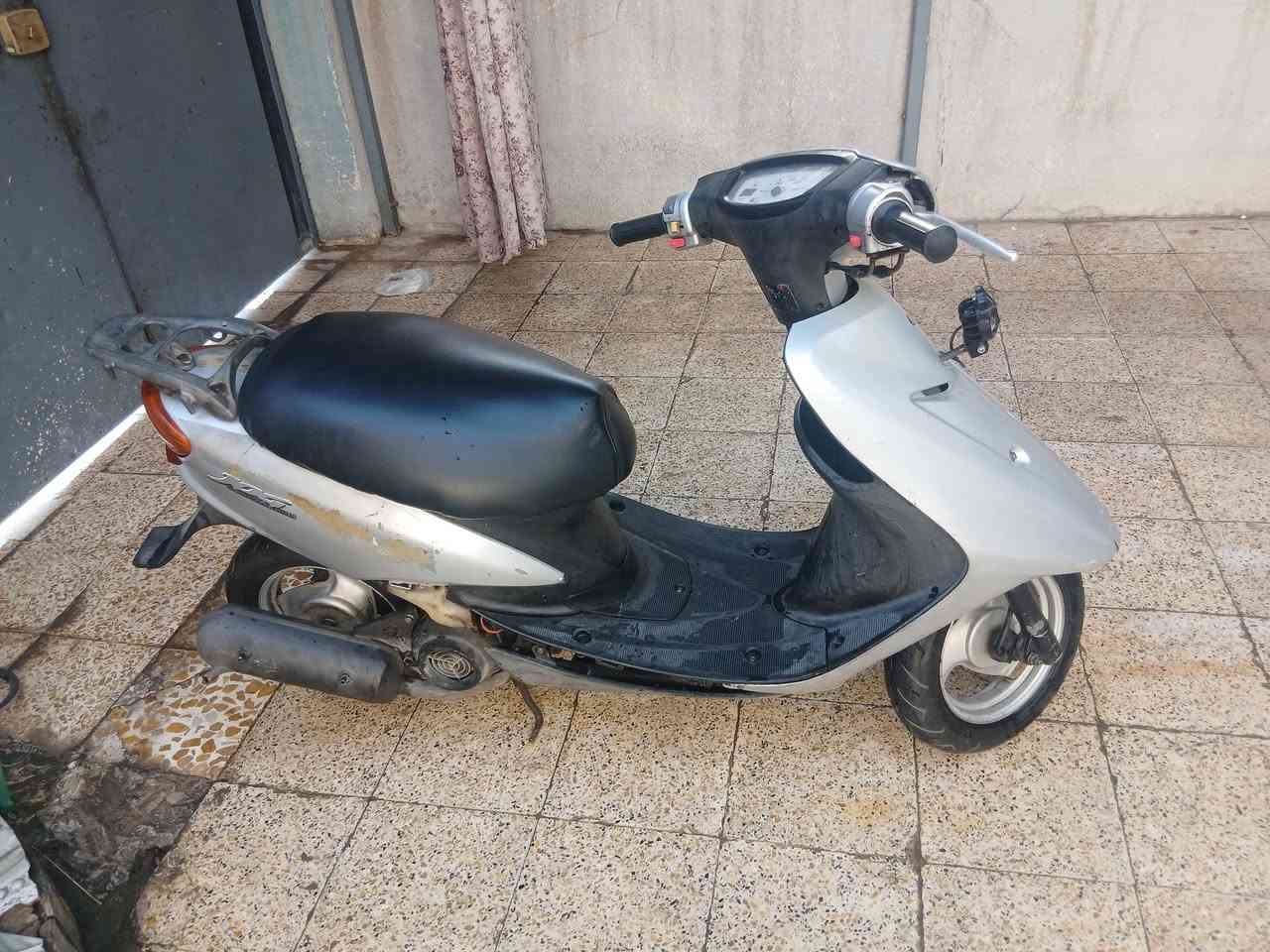 سلام عليكم دراجه عصفوري فرخ لكزز للبيع الدراجه نضيفه وتخبل خير من الله تحريكه تخبل مهدل حلو دراجه كاعده بيها نواقص الي هيه الباتري وتريشه الايسر  فقط يعني ما يروحلك مصرف ويرجع لايت سلف كلشي فول دبلتو تخبل وره وكدام شاصي شرط مكينه بس بستن نص معمره من فوك يعني فقط السعر 300وبي مجال للطبين العنون حي عدن الرقم ***********
