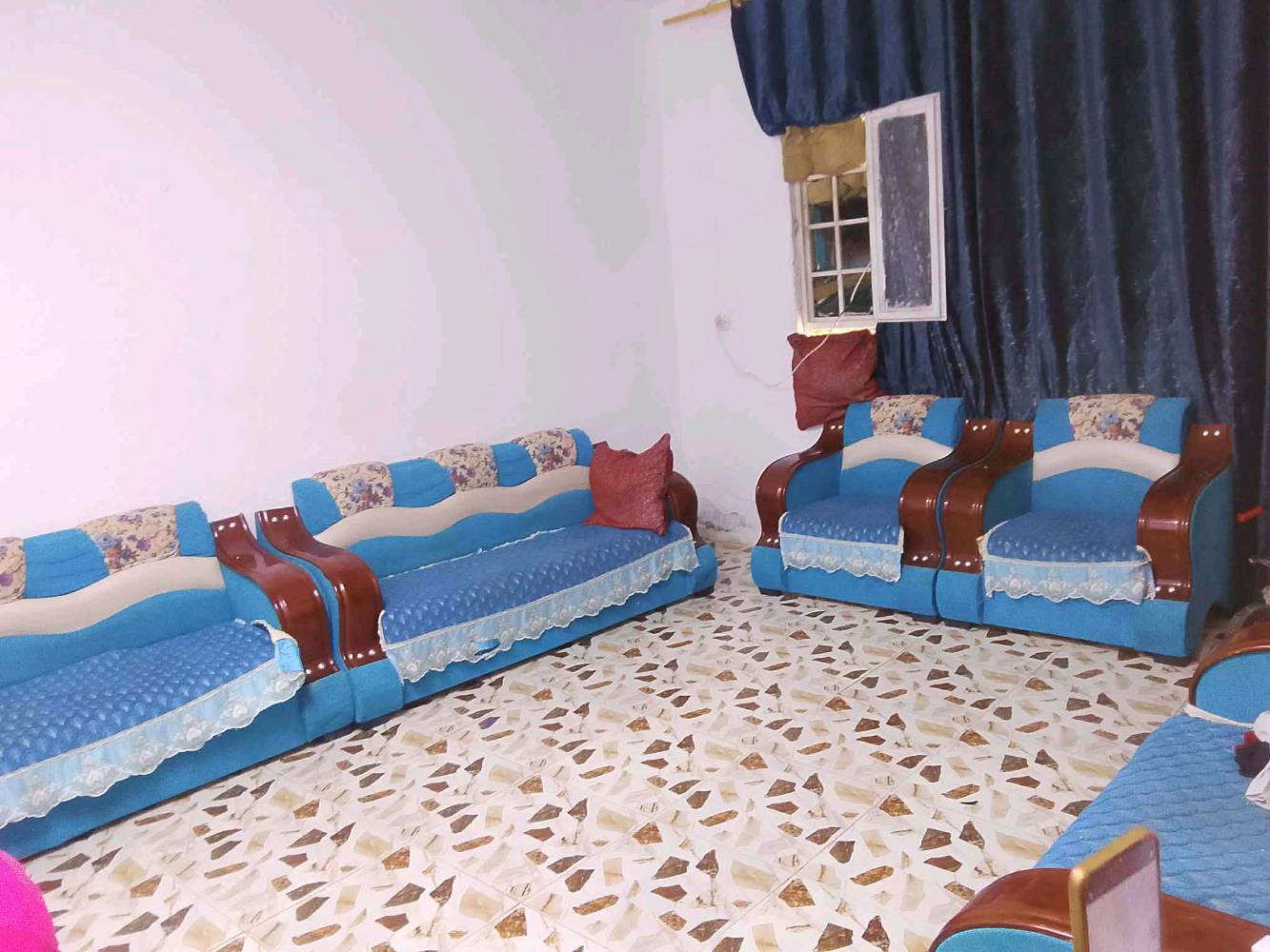 السلام عليكم بيت للبيع المساحة 100 مربع هول وستقبال وغرف نوم 3 وحده جوه كامله وثنين فوك مكاملات عنص تواليت خارجي المكان كوت حي الحكيم الدبيه الزراعيه نزلت عميد جادر مقابيل افران العلم السعر25وبي مجال للاستفسار اكثر رقمي ***********