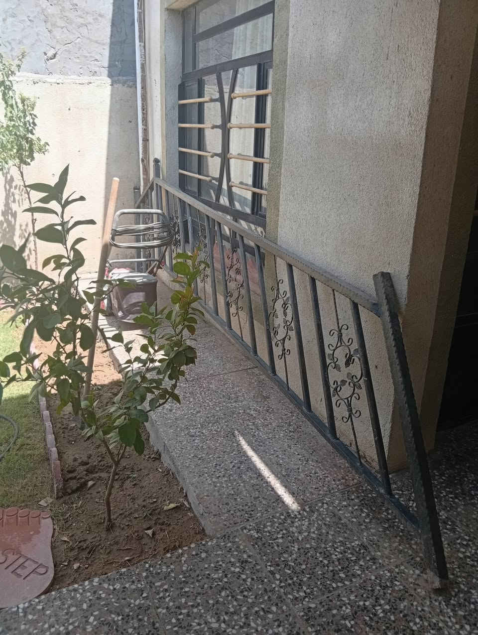 السلام عليكم عندي محجر درج هو وياه الفرة مالته مال الصحن الفوك المحجر الجوه يطلع طوله تقريبا 3متر وربع والفوك مااعرف بالضبط للبيع مكان ابو غريب السعر 300وبي مجال لليفيدة يتصل على الرقم ***********
