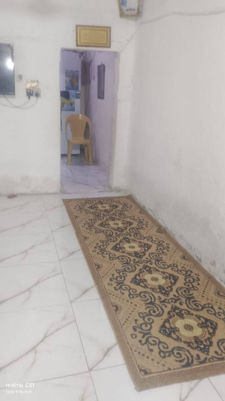 السلام عليكم بيت زراعي طابقين مساحه 100م شرك واجهة 5نزال20 الطابق الاول يحتوي على غرفة وصاله واستقبال ومطبخ وصحيات والطابق الثاني يحتوي على غرفة وصاله وصحيات العنوان ناصريه مدينه الصدر خلف الروف نزله ال منهل شارع مولد عايد  السعر 35 وبي مجال للأستفسار على الرقم ***********
