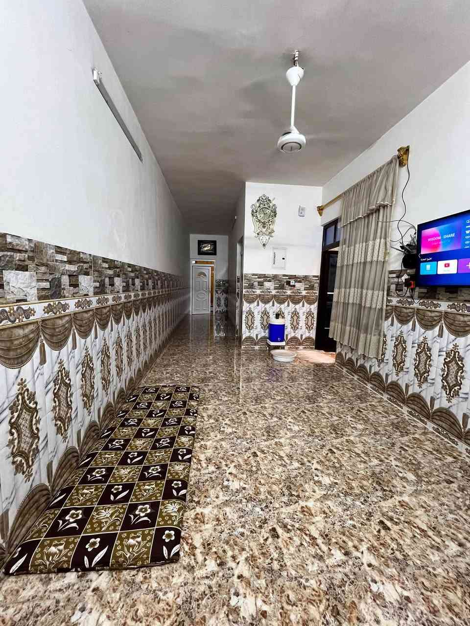 ‏دار للبيع في حي الانتصار 

شارع 30 قرب مدرسة المكارم

‏البيت مساحته 125￼ 🏠الواجهة 

خمسة والعم ق 25

‏ غرفتين مطبخ 

استقبال هول صحيات البيت للبيع التوصل رقم صاحب الدار 
￼ ***********
السعر 70بي مجال
