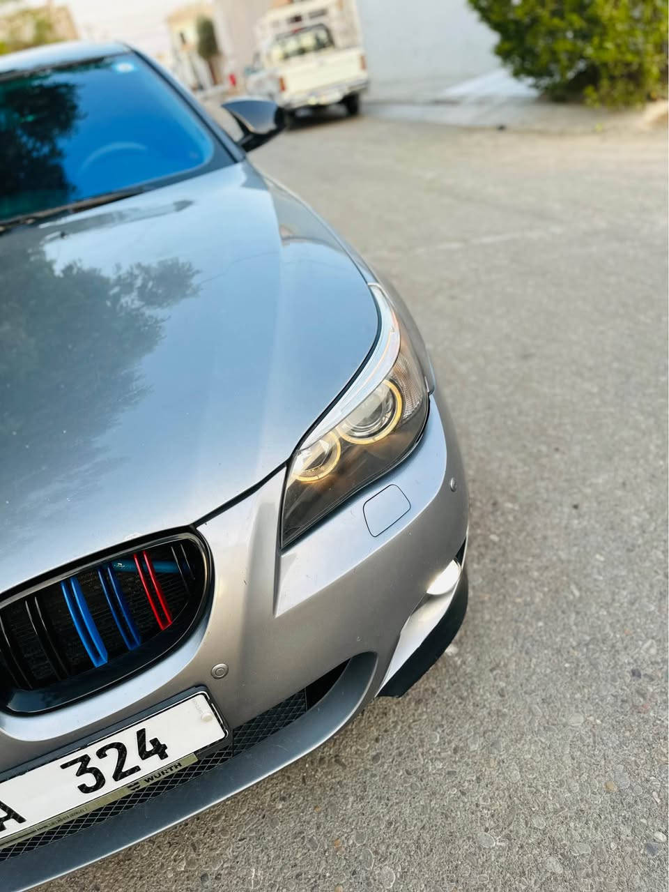 Bmw e60 530i 2004 بیلاد نۆزڵ کورت گێر و مەکینە و تەقە و رەقە بەشەرت حیزام بۆیاخە لەسەر ساخی تەنیا یەک بستێ چاملغی دوای سایەق لێدراوی هەیە بەبێ ناو گرتن تایەی تەقیوە لێی داوە باقی هەموو گیانی بەشەرت سەیارەکە فول جوانکاری بۆ کراوە سەیارەی دەستی خۆمە هی مەعرەز نیە چوار تایەی لۆکی دوو سایزی لەسەرە ویل ١٧ دوو سایزە  تاخم پێش و دوا تازە دا گیراوە دەبڵەکانی تازە گۆراوە جوتێ لایتی ئەمریکی لۆکی لەسەرە زۆر بە قوەت و جوان تەنیا لایتەکانی ٣٠٠$ پێ دراوە تەبرید سارد و گەرم بەشەرت  لەسەر سویچ ئیش دەکات سەیارەکە مەسرەفی هیچ تێ نیە تا بڵێی سەیارەیەکی جوان و پاکە ماشاء الله، مواسەفاتی خۆی دیارە تەنیا بەسمە و پەردە نیە رەقەم و سەنەوی و هەزەی هەموو نوێیە بەناو خۆمە تەحویل بەشەرت بە ٣ سەعات تەحویل دەبێت کۆبۆنی بەنزینی هەیە نرخی ١١٠ گەڵا و مەعمەلە گەر کڕیار نیت سەرمان مەیەشێنە تکایە *********** واتساپ و هەموو شتی لەسەرە 

للبيع

BMW E60 530i موديل 2004، مكينة وقير بحالة ممتازة، السيارة نظيفة جداً ومكفولة من ناحية المكينة والقير، وما عليها أي صرفية تُذكر.

السيارة مصبوغة بالكامل وبشكل ممتاز، وهي سيارة شخصية وليست معرض. فيها فقط ضربة بسيطة على الشاصي من جهة واحدة بسبب حادث سابق، بدون تأثر باقي أجزاء السيارة، وتوجد تاية واحدة متضررة من الضربة.

السيارة مجهزة بالكامل:

* 4 تايرات لوكي بمقاسين، أمامي وخلفي.
* جنوط 17 إنچ بمقاسين.
* تايرات أمامية وخلفية جديدة.
* الدبلات جديدة.
* زوج ليتات أمريكية لوكي، قوية وجميلة جداً، سعر الليتات وحدها 300$.
* التبريد والتدفئة تعملان بشكل ممتاز وعلى السويتچ.
* السيارة فول مواصفات.
* جميع أوراق السيارة جديدة: الرقم، السنوية والهزة.
* السيارة باسمي، والتحويل مضمون.
* تحويل الملكية يتم خلال 3 ساعات.
* موجود كوبون بنزين.

السعر: 110 ورقة
المعاملة على المشتري.

إذا جاد بالشراء اتصل أو واتساب:
***********

الرجاء عدم مراسلة أو الاتصال إذا لم تكن جاداً بالشراء. كركوك, العراق
