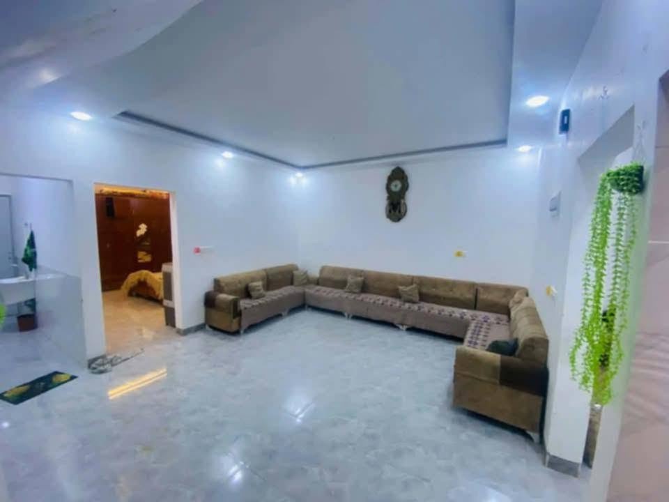 حي ملايين الثانية قرب جامع ضيوف الرحمان
مساحه 140متر طابقين 
4غرف نوم 2هول واستقبال 
صحيات 3حمامات 2
سعر 98بيها مجال
