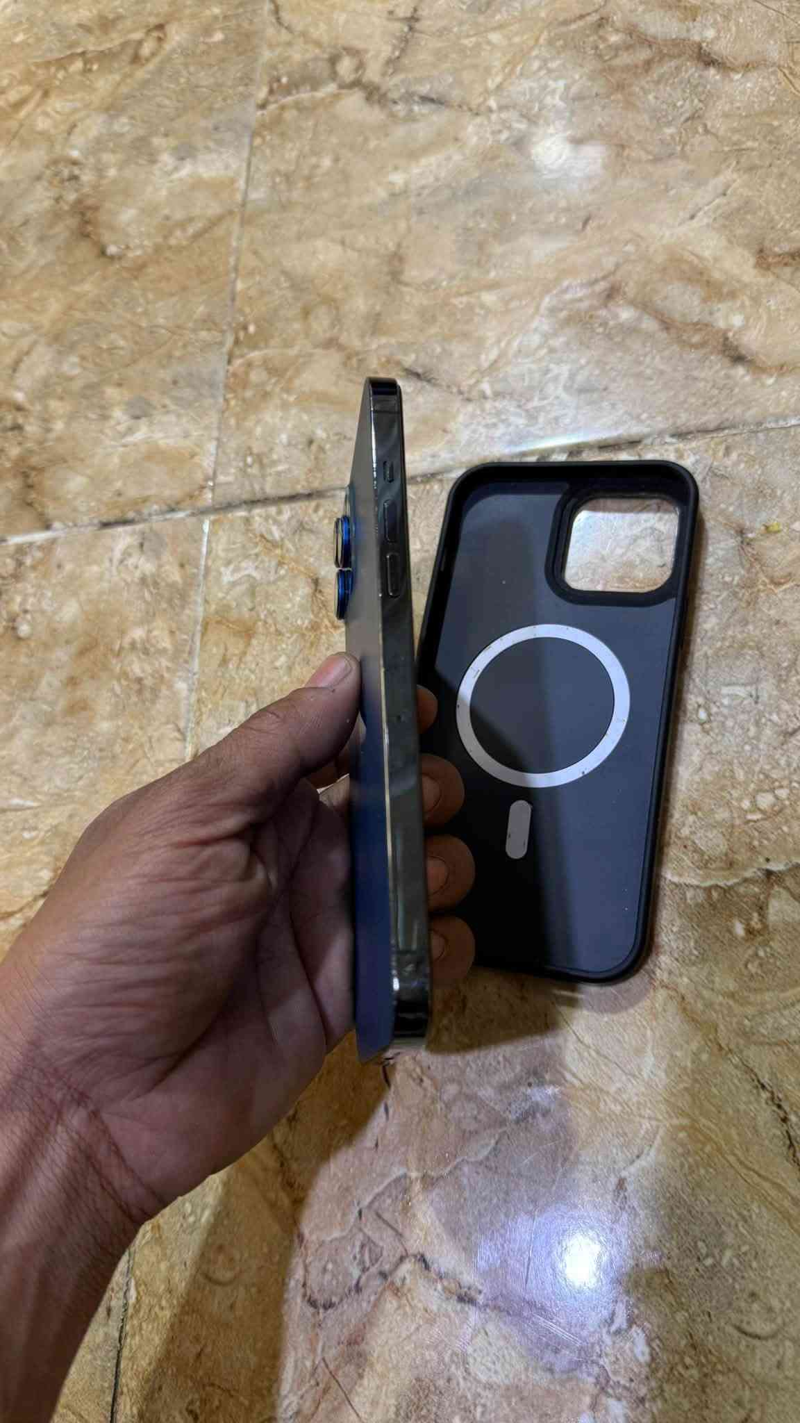 سلام عليكم ايفون 12 برو ماكس مكفول كفاله عامه اذا مفتوح تاخذه بلاش وتر جهاز كارتون موجود فقط هاذ الخط بيه زلغ مابيه نسخه ياباني ذاكرتة 128 بطارية 76 خدمه ميصرف شحن ابد يوم كامل يبقه شحنه بيع 350 نهايته من لاخير او مراوس ب 11 برو ماكس كون شرق اوسط او 13 برو ماكس شرق اوسط كون مكفول ممفتوح ابد 

مكاني البصرة خور الزبير 
***********

نص مكتوب في الصور:
- 8:33 القطع والخدمة تجمع Apple سجل تاريخ القطع والخدمة، وهذا السجل يعرض معلومات عن هذا الـ iPhone وحالته وتفاصيل إصلاحه. معرفة المزيد... سجل تاريخ الخدمة البطارية الخدمة
- حالة البطارية والشحن رسالة مهمة حول البطارية حالة بطارية هذا الـ iPhone متدنية جدًا. يمكن استبدال البطارية عن طريق أحد مزودي خدمة Apple المعتمده لاستعادة المستوى الكامل للأداء والقدرة. العثور على خيارات الخدمة... الحد الأقصى للقدرة 76% هذا قياس لقدرة البطارية مقارنة بقدرتها عندما كانت جديدة. قد تتسبب القدرة المنخفضة بتقليل ساعات الاستخدام بين عملية الشحن والأخرى. أقصى قدرة للأداء ستساعد الأنظمة المضمنة في النظام والمكونات في تخفيف آثار الأداء التي قد تلاحظها أثناء التقدم الكيميائي في عمر بطارية iPhone. شحن البطارية المحسن للحد من استنزاف عمر البطارية، يتعلم الـ iPhone من عادات الشحن اليومية، بحيث ينتظر ولا يتجاوز %80 حتى يحين موعد حاجتك إلى استخدامه.
- 8:33 حول الاسم iPhone 12 Pro Max إصدار iOS 27.0 اسم الطراز iPhone 12 Pro Max رقم الطراز MGCX3J/A الرقم التسلسلي G6TFL0320D4H انتهت صلاحية التغطية سجل تاريخ القطع والخدمة الأغاني 0 الفيديوهات 103 الصور 2,427 التطبيقات 27 السعة 128 غ.ب. متوفرة 9.9 غ.ب.
- 8:35
- حول
- الاسم
- iPhone 12 Pro Max
- إصدار iOS
- 27.0
- اسم الطراز
- رقم الطراز
- MGCX3J/A
- الرقم التسلسلي
- G6TFL0320D4H
- انتهت صلاحية التغطية
- سجل تاريخ القطع والخدمة
- الأغاني
- 0
- الفيديوهات
- 103
- الصور
- 2,430
- التطبيقات
- 27
- السعة
- 128 غ.ب.
- متوفرة
- 9.92 غ.ب.