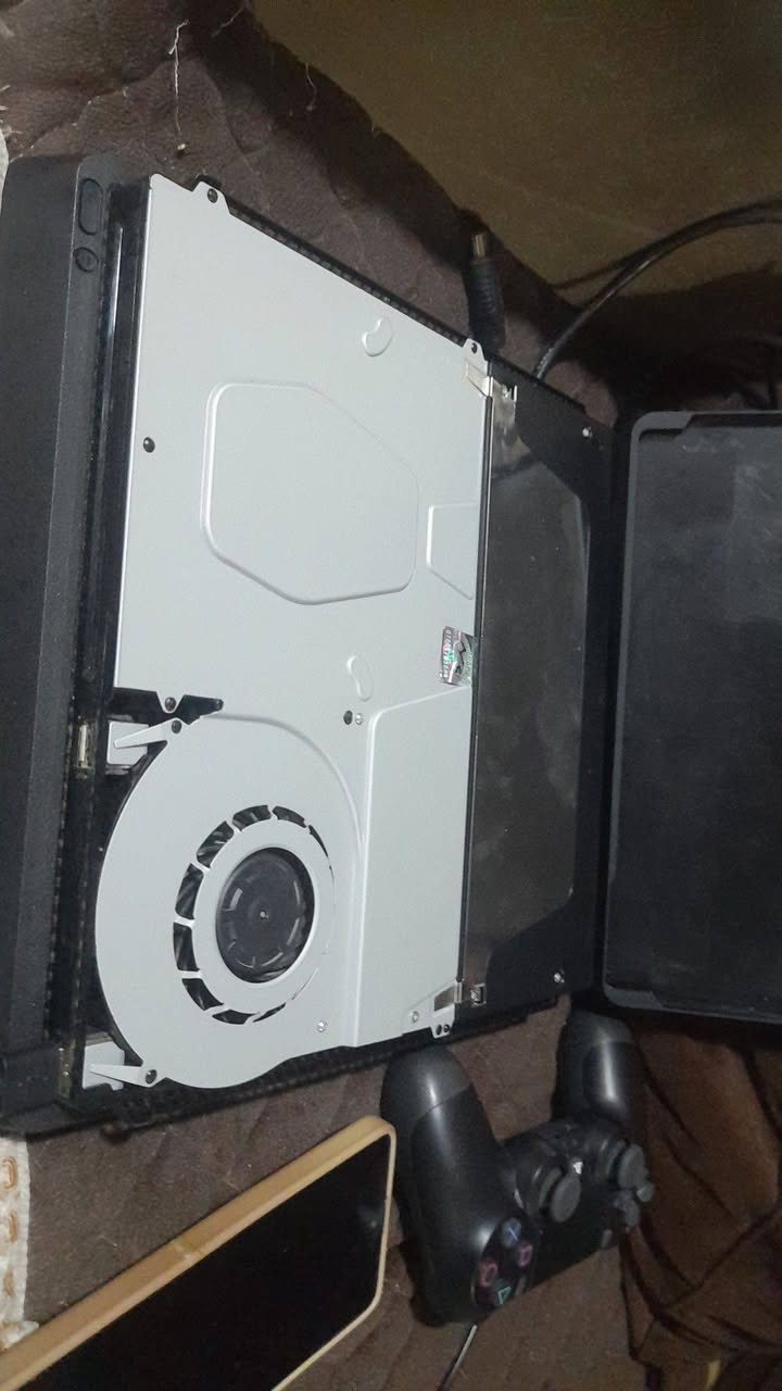 بلايستيشن فور سلم نص تيرا او بلاحرى 500گيگا بايت مفتوح لغرض التنضيف مستخدم اشهر قليلا البلي نضافته 80/100 بدون يده سعره 210 الاف دينار للتواصل *********** العنوان بغداد
