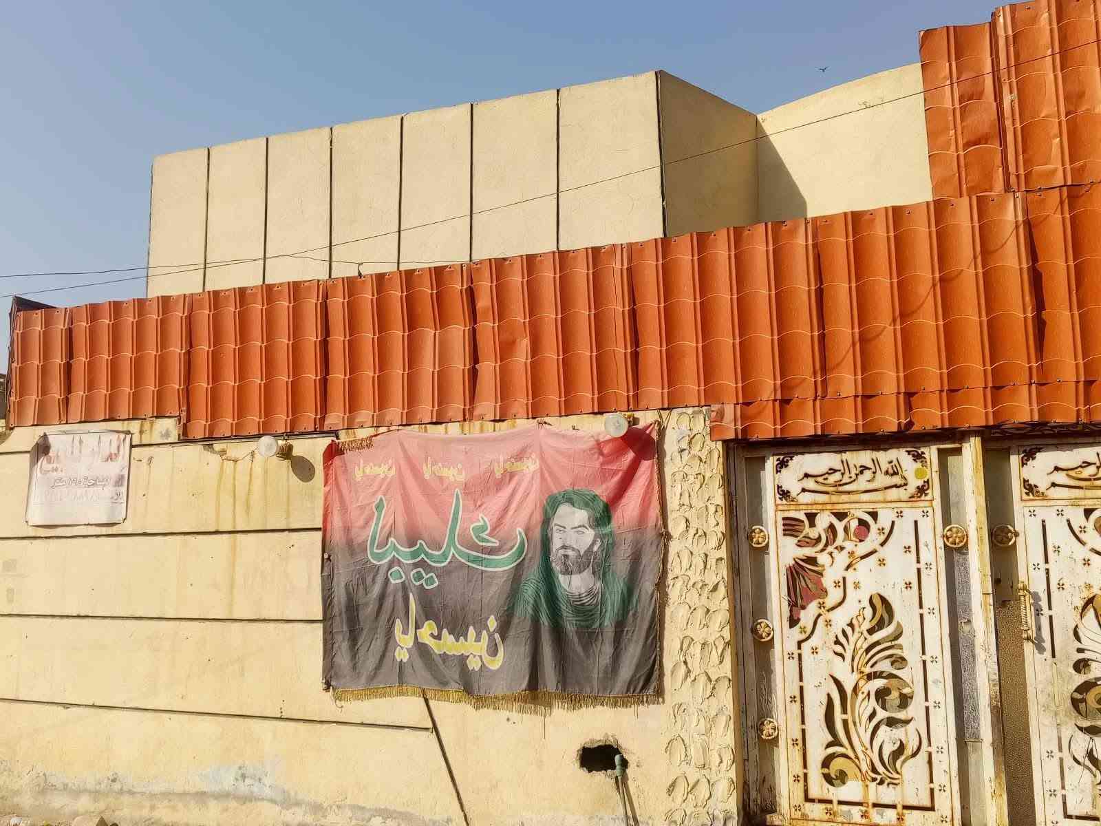 سلام عليكم بيت للبيع مساحه200 بناء جديد درجه وله كاشي سيراميك/صطح/شتايكر حيطارق شارع لمدارس بضهر تجاري كامل خدمات موقع مميز خريطه حلوه رقم صاحب دار‏‪***********‬‏ قريب عله مدارس /85/بي مجال لشراي خوان تكدر سوي بيتين تجرهن خير من الله
