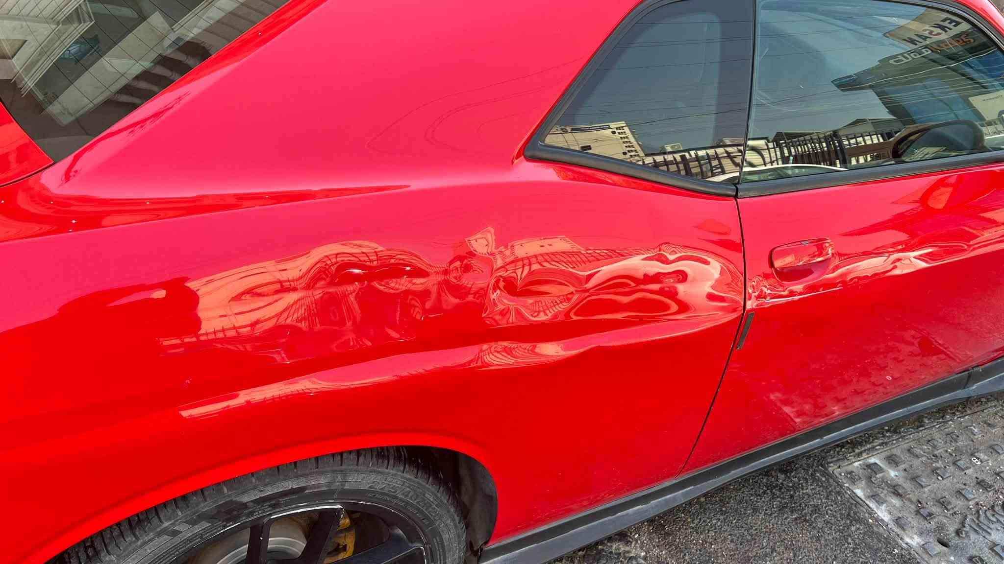 السلام عليكم
جالنجر 2021 
مواصفات sxt 
ماشيه 80الف
قطعتين صبغ 
محدثه كت srt بنيد ودعاميه وويلات 
السياره بيها ملاحظه موضحه بلصور بلجاملغ الخلفي
المكان الكراده شارع 62 
التواصل على هاذ الرقم فقط ***********
