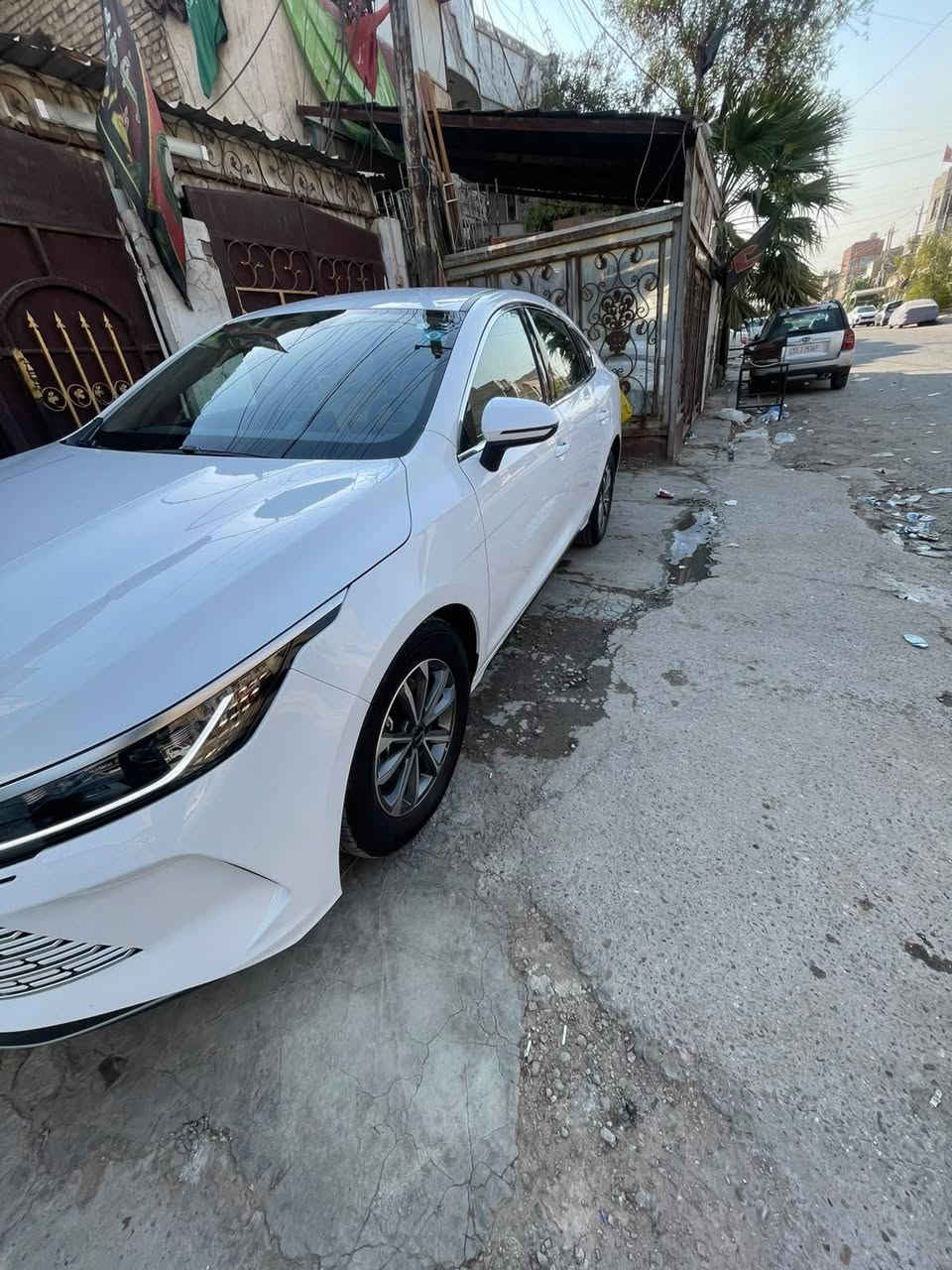 السلام عليكم 
BYD DESTROER 
ماشية 8 الف الكلي 5 بانزين 3 كهرباء سيارة بعدها زيرو استخدام بنية بيها ملاحضات بسيطة مكفولة من تبديل فتح حت التكحيل والصبغ سيارة مناقصها اي شي ان شاء الله 
مكاني : بغداد حي اور 
رقمي : ***********
السعر : 18 مليون و750  الف وبيها مجال 
السيارة باسمي شخصيا

