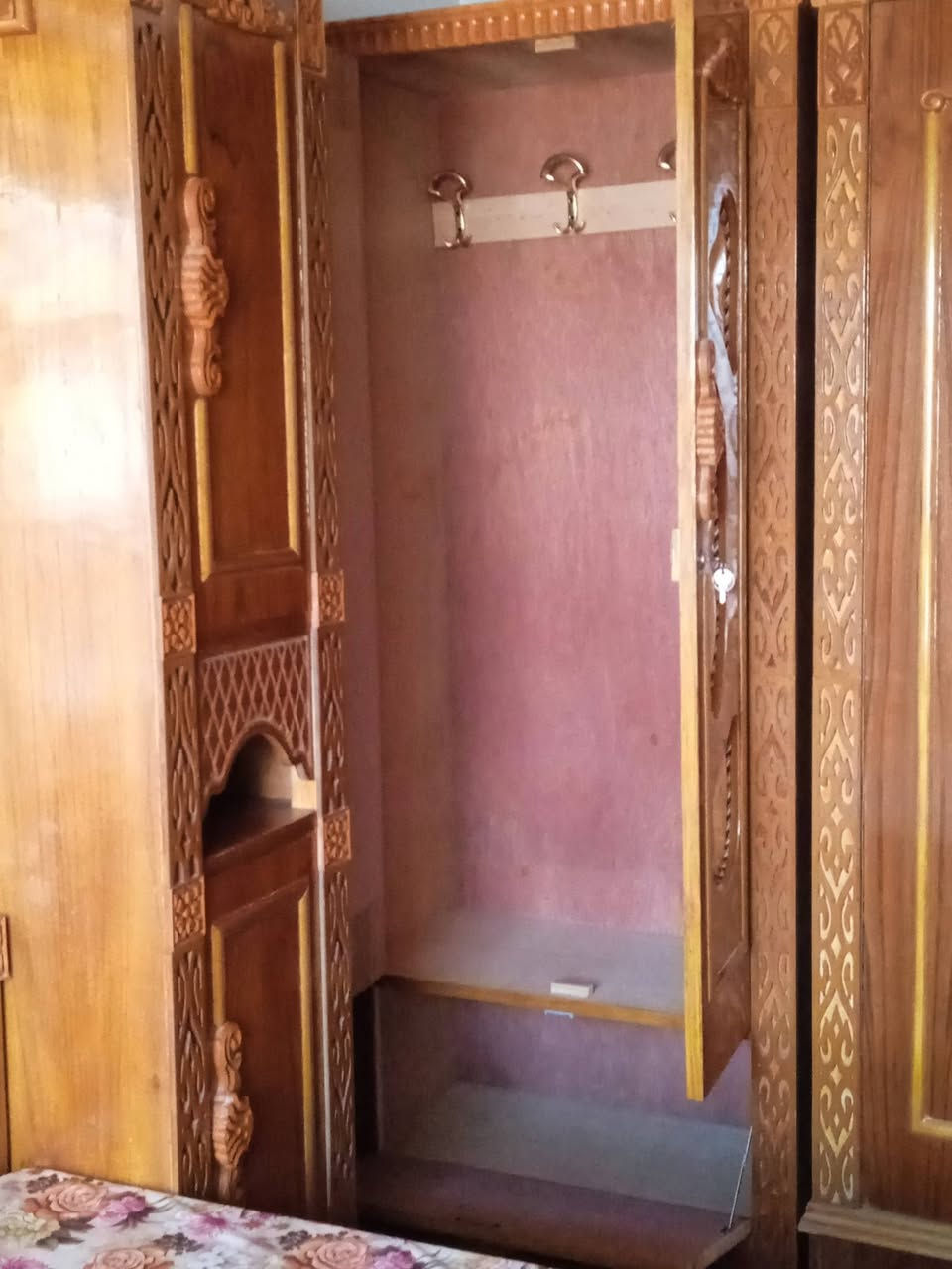 السلام عليكم يوجد غرفة نوم  نظيفة للبيع كما موضح في صوره السعر ( مليون وميتين) اتصال ***********
