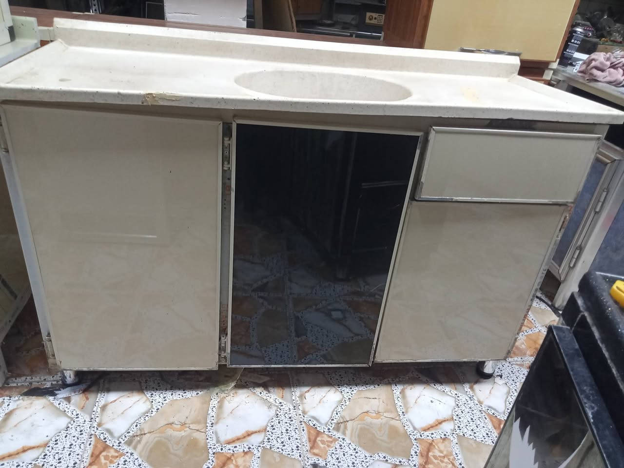 سلام عليكم كاونتر 5قطع طوله 2متر و70 وسنك 1متر ونص كله كرانيت تفصال اخو الجديد بعده بنايلون بيع او مراوس عنوان بلد جمعية ليمام ***********
