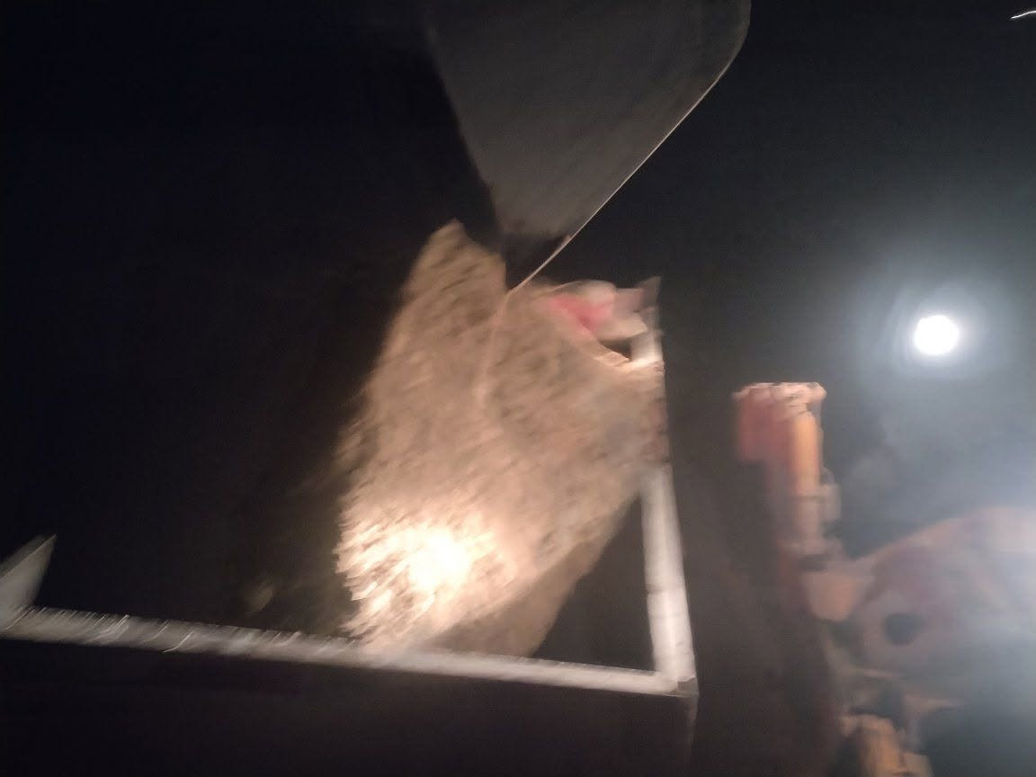 عل بركت الله 
مستمرين في عملنه ليلآ ونهار 
رمل بناء درجه وله شرط 
متواجدين عل ٢٤ ساعة ***********
