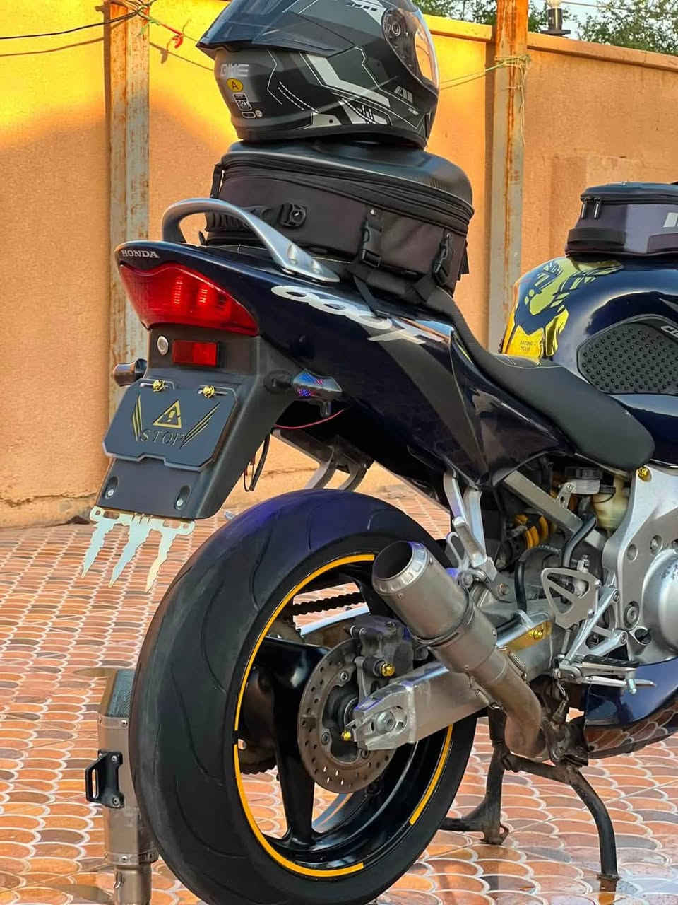 كفالة عامة 🚩كفالة عامة 🚩
دراجة هواند 600 cbr f4i لون حبري موديل 2006
جديدة معنى الكلمة اخت الزيرو ممشاها 11 الف حقيقي
بدون رقم بدون اوراق مكفولة انتربول او طلب او عشائرياً او سرقة
مقاطع كاملة للدراجة و للغراض موجودة الي مهتم يتواصل
 كفالة عامة من التاير للتاير

عليها اضافات هواي
جنط ثنين مغناطيس قوي و ثانية مشدودة بالكشن
مري h2 كاربون + مري الكاربون
زعانف كاربون
يدات بلون ذهبي
واقيات يد خارجية كاربون مطعم بذهبي
الكشن مدوشم بلون اصفر
قاري فولتية
ستاند مانع اهتزاز
شاشة دراجة
قاعدة رقم خلفي لايت
سلايدرات زوجين
كزوز رياضي وياها sc
وكزوز الي عليها رياضي كاربون مع كاتم
الغراض الي خارج الدراجة تاخذها من تشتري الدراجة
الغراض الي خارج الدراجة ممشدودة تجيك ويا الدراجة ⬇️
كامرة سبورت 1080 + مري الدراجة الاصلية + يدات الدراجة الاصلية + سلايدرات زوج ذهبي + لواصق ويل + مساعد ستيرن ذهبي + ستاند متحرك حر + اشاير + كزوز sc + ستاند تلفون رگبة + الخوذة gike مع كامل الملحقات + قبضات تانكي ثنين ذهبي و ازرق

مكان الدراجة الانبار - الرمادي
السعر على الرقم. ***********

تاخذ الدراجة تفحص وين ما تروح و تخابرني اي مشكلة بالدراجة فلوسك ترجع لك
