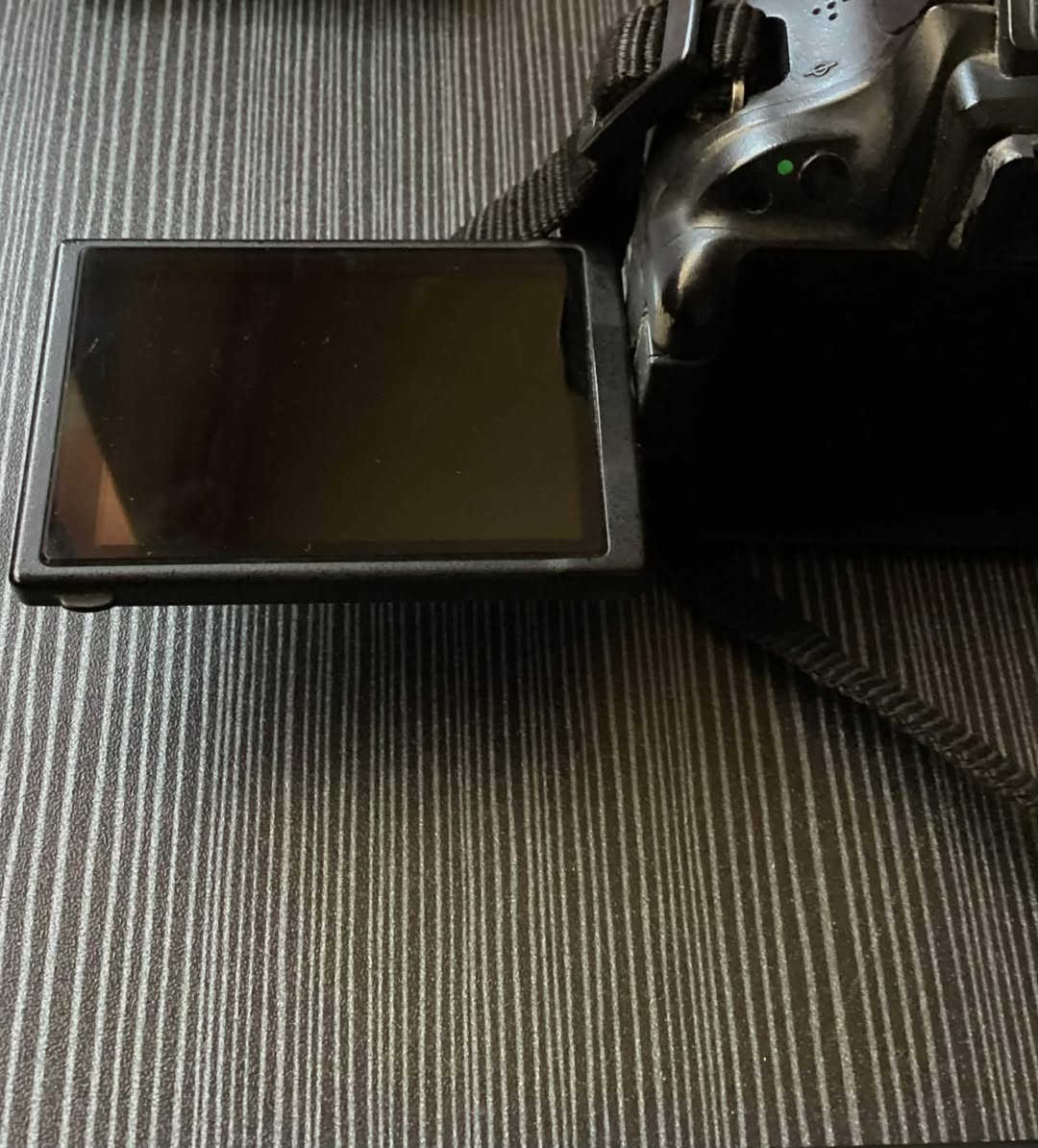بيع مستعجل 
نيكون 5200 (Nikon D5200) استعمال شخصي
شاشة قلاب 360 درجة  
 العدسة: 18-55mm 
 الملحقات:
بطاريتين (عدد 2) + الشاحن الأصلي
 رام بسعة 32 جيجابايت
ستاند كاميرا ثلاثي (Tripod) ثابت
 محولة رام للموبايل واللابتوب بـ 3 منافذ (تايب سي، جالكسي، USB)
 حزام الكاميرا الأصلي
الموقع ، بغداد
*********** .
