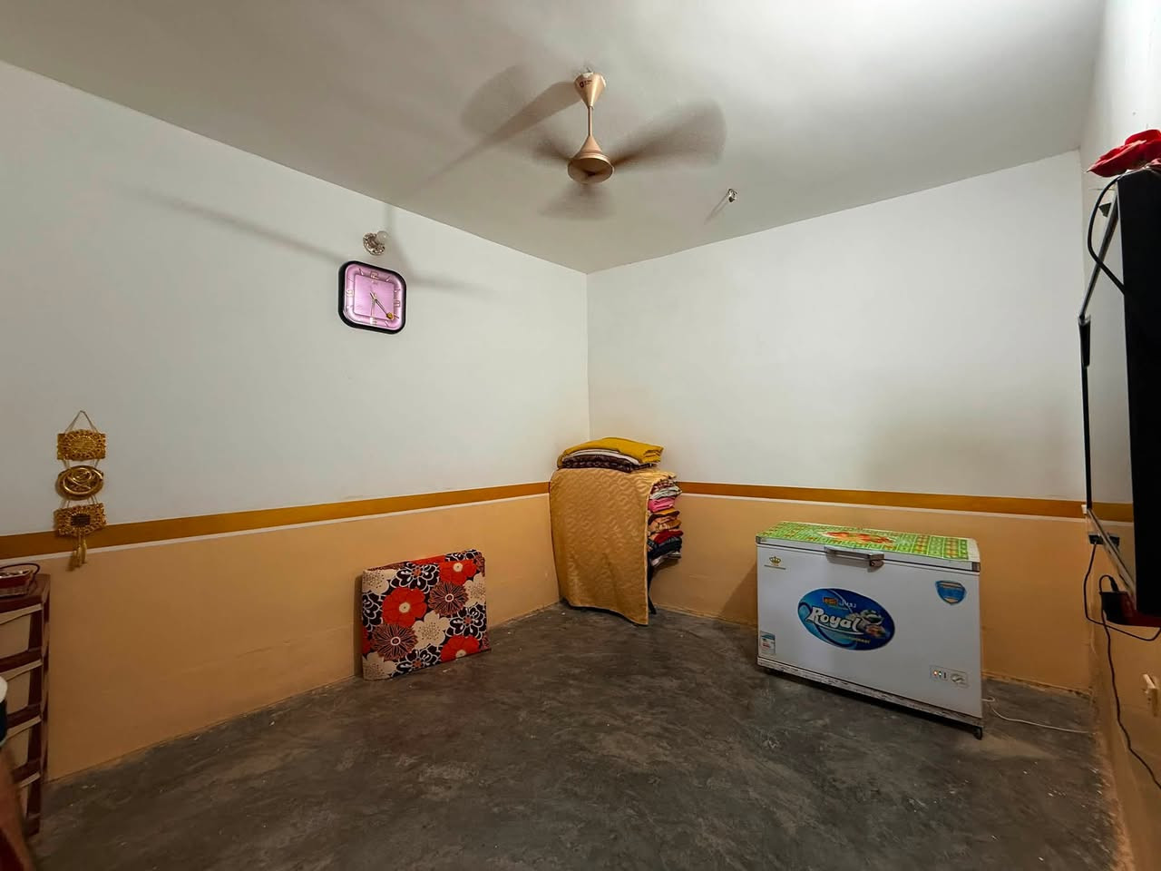 دار سكن للبيع جلولاء دور الضباط قرب اسواق سوران 

يحتوي الدار على استقبال 6*4 وغرفتين نوم 4*4 ومجمع درج ومطبخ حمام داخلي وصحيات خارجية وكراج سيارة 

المساحة 200 متر 
السعر 69 بي مجال 

للاستفسار ***********
