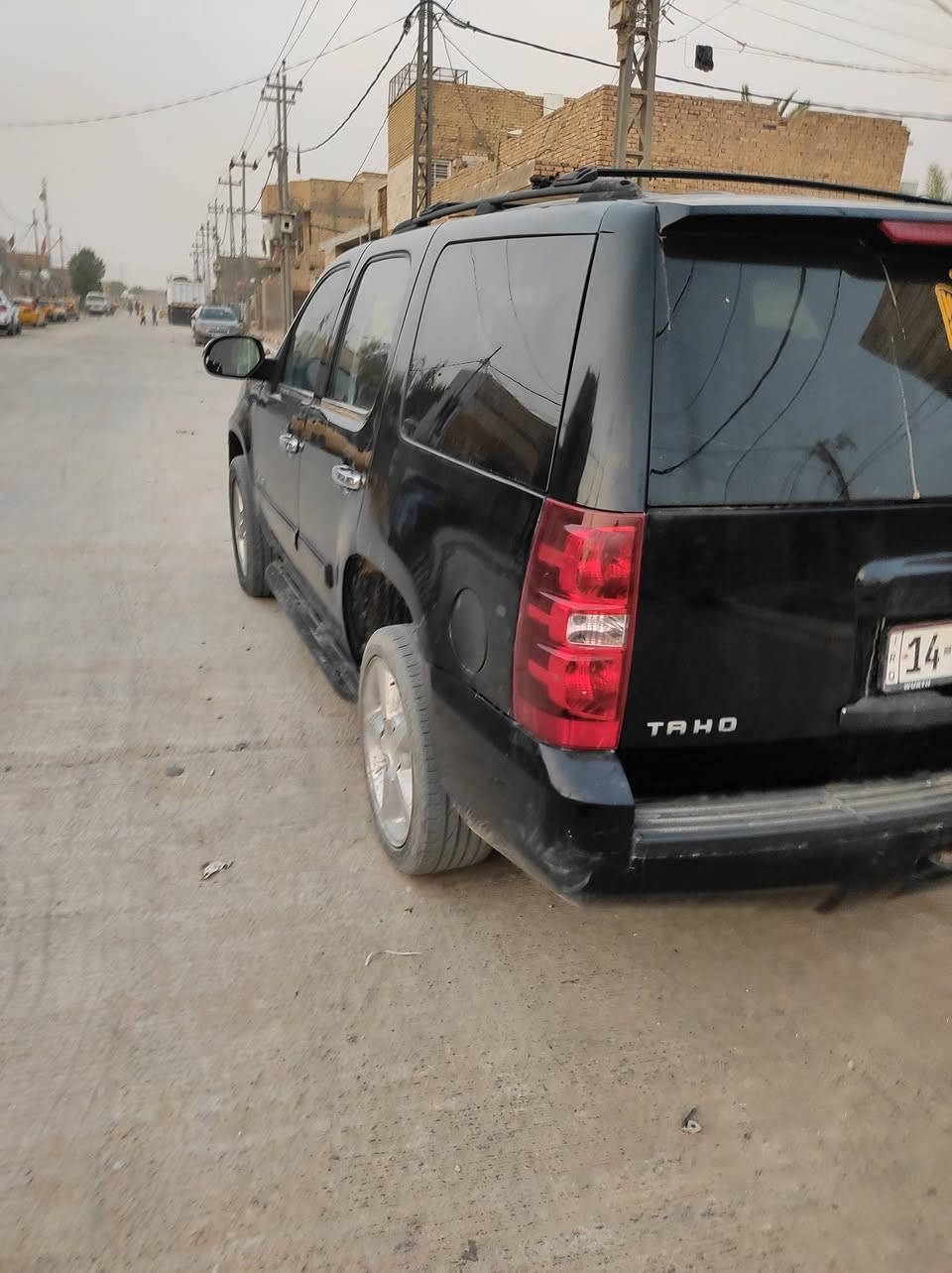 السلام عليكم تاهو بترة لون اسود رقم بصرة جاهزة. حادثها جاملغ الخلفي ومناطق خياس اعتبرها حزام  السيارة كامل مواصفات للاستفسار ع الرقم ***********

