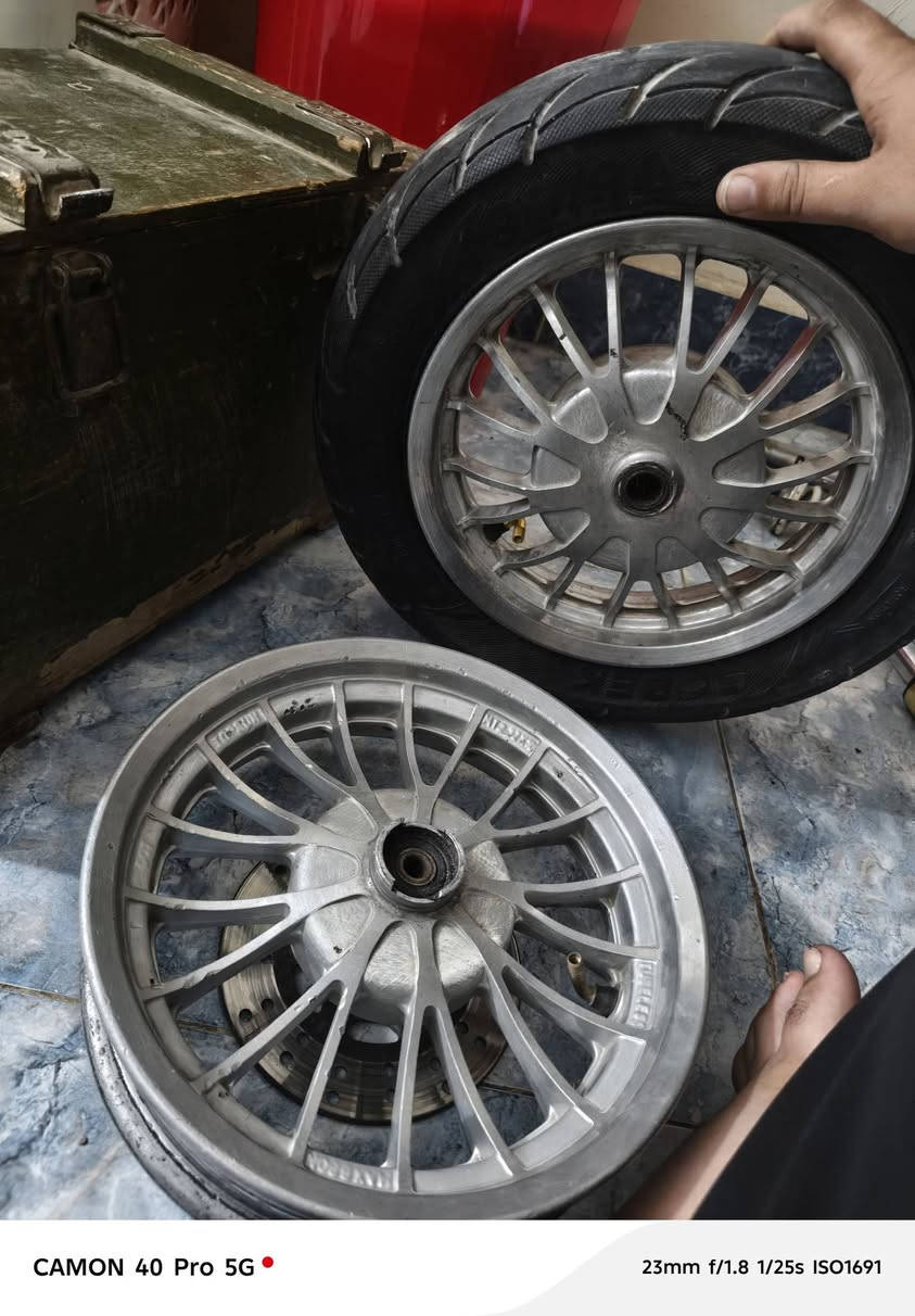 سلام عليكم متاح وياله رياضي بلادي ومكينه بكنها بلادي روله بلاديه بيها ملف والفلاوين مالتها بلادي اكسل بيه صوت اعتقد بوربرن 
سعر الوياله 150 وبيهن مجال والمكينه 100
موجود توصيل لكافة محافضات العراق
