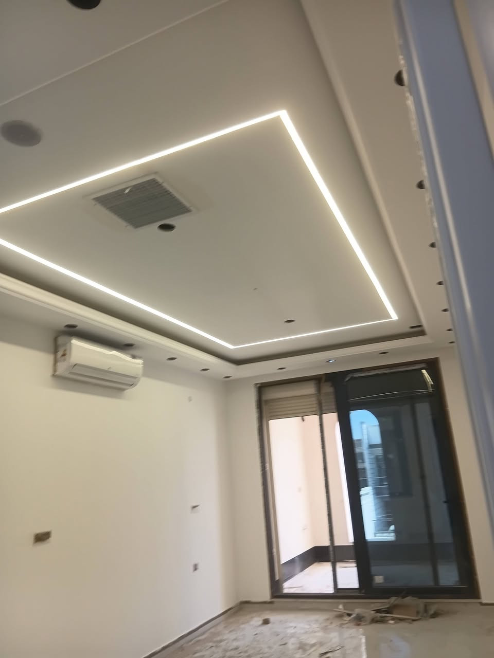 مساء الخير والعافية نعمل في صباغه والديكورات جمس بورد نشتغل كافه الاصباغ داخلي وخارجي وانسب الاسعار كل ماعليك الاتصال والتزام بل مواعيد اتصل واتساب موجود ***********ابو محمد لصباغه وديكورات
