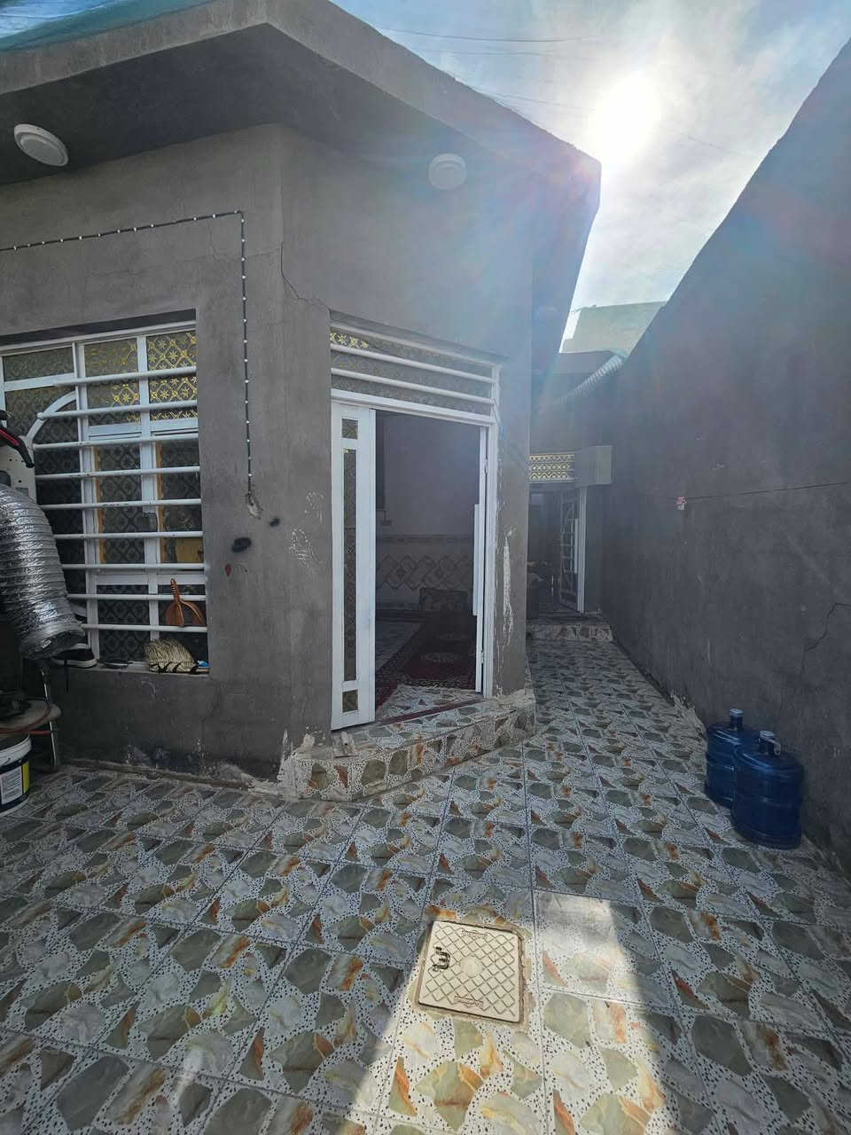 سلام عليكم بيت للبيع مساحه ١٠٠ متر طوالي يحتوي على مضيف مطبخ صاله غرفه
بيت نزاله ٢٠ واجهيه ٥ اساس حجر بلوك وسقف صب كونكريت بنيان ٢٤_ ٢٥ عنونه خلف محطه الثناء المشيده شارعه تبليط قريب عل شارع العام __سعر ٢٩ وبي مجال لاستفسار ***********
