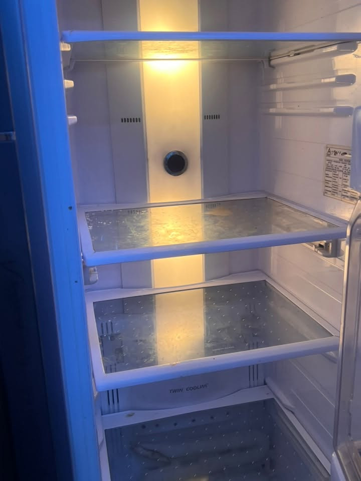 ثلاجه للبيع سامسونج باله ام البراد نظيفه اخذتها مستخدمه  بيها ليك ابيعها ع وضعها قيم بما يرضي الله مكان الشعب فقط واتساب 

‭***********‬
