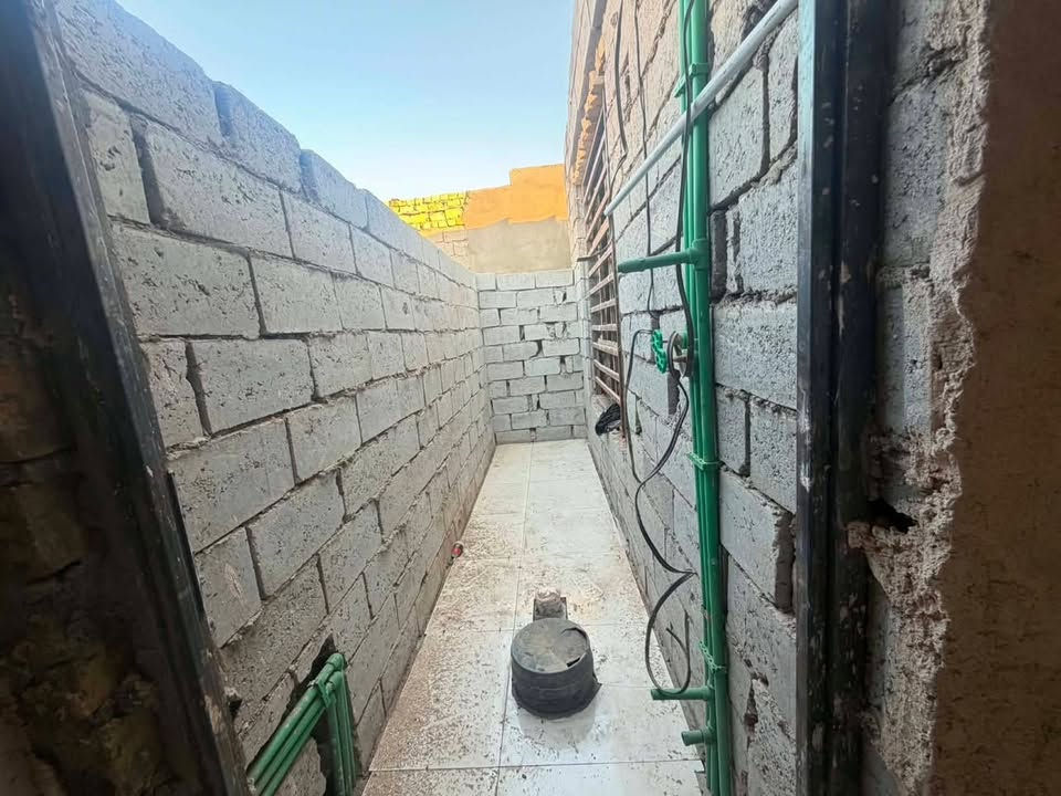 سلام عليكم  بيت للبيع  125متر يتكون البيت من غرفة نوم وصاله   ومطبخ   البيت كامل الماي والكهرباء كامل بي نقص بس  وبورك  سند25  مداور بأسم المشتري مشمول بالتطويب العنوان الديوانية مقابل حي الحضاره البو جاسم  خلف مديرية المخدرات الجديده 
السعر 20 نقد 
اقصاد 25
***********
