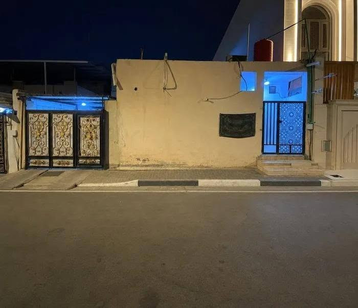 بيت للبيع في دور الضباط مقابيل حسينيه الهدئ مساحه 285 م بيت بناء 86 بس معمرينه الواجهيه 11 ونص والنزال 25 م للاستفسار راسلني خاص او اتصل ***********
