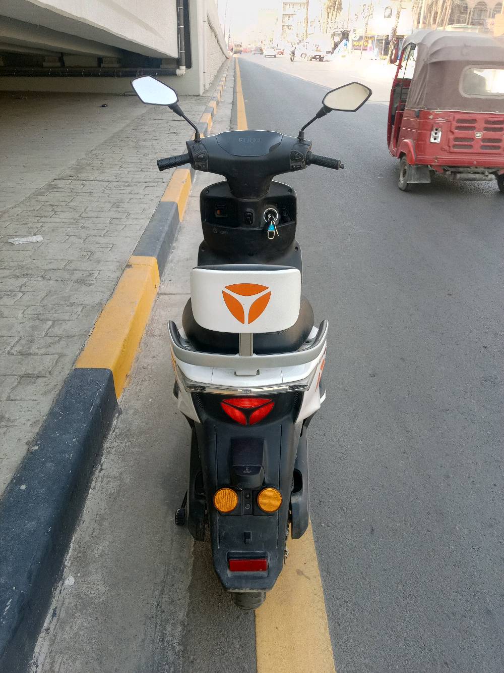 دراجة شحن GT20للبيع سعر 750الف ظمان شركة ياديا ملف بطاريات
السلام عليكم، ممكن تذكرلي شكد سعة البطارية بالضبط ونوعها، وكم مدى المشي بالشحنة الواحدة تقريباً؟: 
30امبير 72فولت
إذا ممكن، شنو سنة الصنع أو سنة الشراء؟ وهل الدراجة بعد الضمان بالكامل لو بس البطارية عليها ضمان شركة ياديا؟: 
2025
منو مكان الدراجة بالمدينة؟ وأي منطقة بالضبط حتى نرتب للمشاهدة والتسليم؟: 
العبيدي شارع 20 
هل بيها أي ملاحظة أو عطل ولو بسيط غير واضح بالصور، مثل الكفرات/البطارية/الفرامل/الإنارة؟: 
اشخوط جهة اليمين
شنو آخر سعر نهائي؟ وهل وياها الشاحن الأصلي أو أي ملحقات ثانية؟: 
بيه مجال