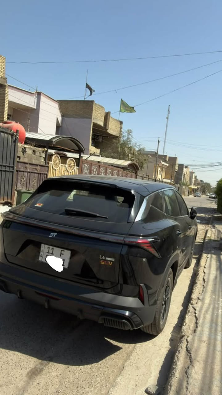 جيتور L6 Luxury  للبيع 
بيها رصعة مسحوبه pdr  فقط 
📋 التفاصيل الأساسية:

 الموديل: 2025 (بلج إن هايبرد / Plug-in Hybrid)

 الممشى: 8الف 

 الفئة: لكجري (مواصفات كاملة)

 اللون: أسود ملكي

 الكفالة والضمان: كفالة عامة، وضمان شركة هارلم لمدة 10 سنوات

🛠️ المواصفات والكماليات:

 بانوراما كاملة

 بصمة تشغيل

 تشغيل عن بعد

 مرايا قابلة للطي مع إشارات مرايا

 جنطة كهرباء

 كراسي كهربائية

 دخول ذكي

 ليد داخلي فخم

 شاشة وسطية ضخمة تدعم خاصية كار بلاي (CarPlay)

السيارة بحالة الشركة تماماً وجاهزة للكشف والتحويل.

📍 العنوان: بغداد
السعر :- ٢٩،٥٠٠ دينار عراقي 

📞 ***********
