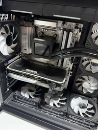 معالج R5 7600X • RTX 4070 سوبر • شاشة سامسونج 32 بوصة 2K